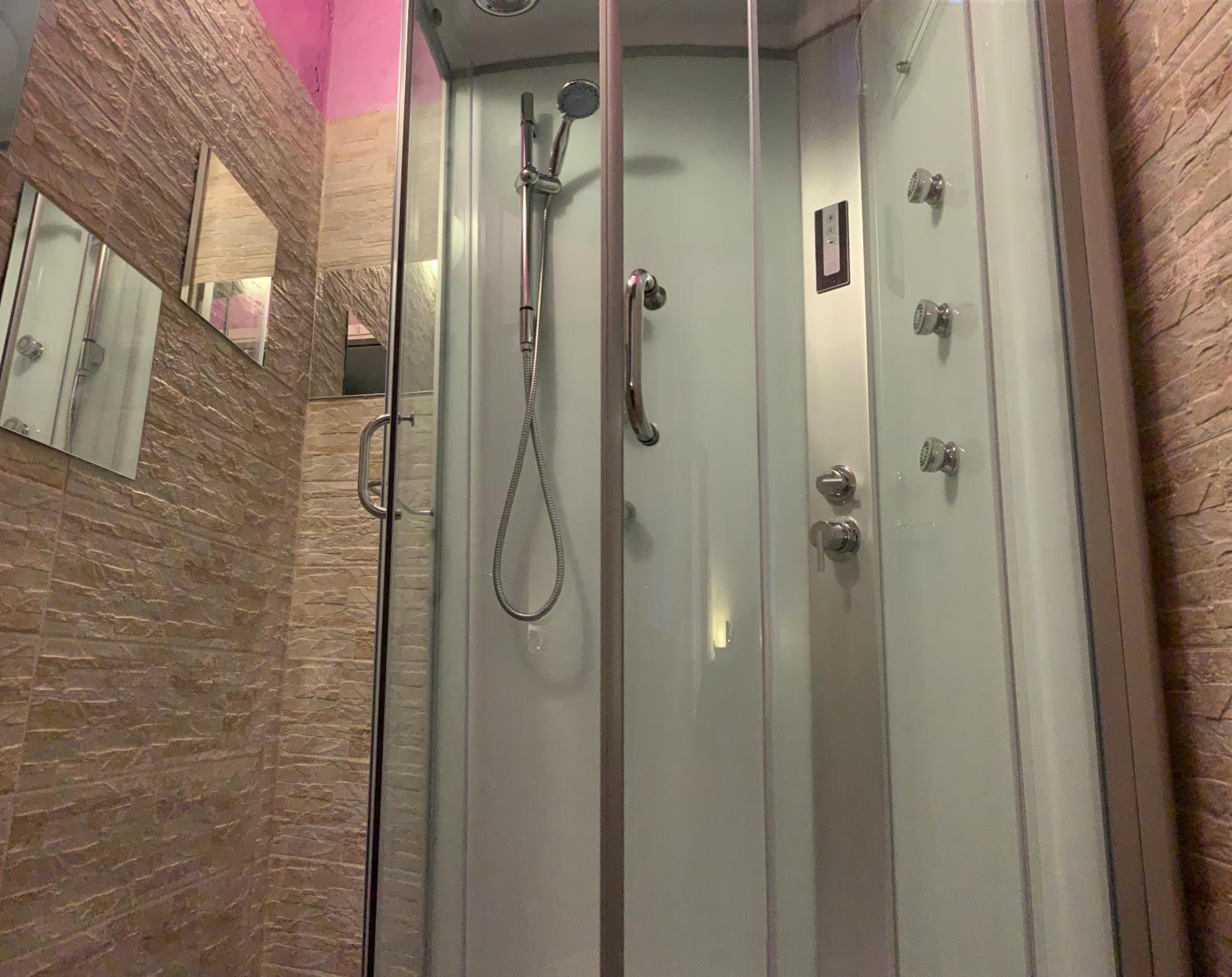 Quadruple Room with Private Bathroom photo 3