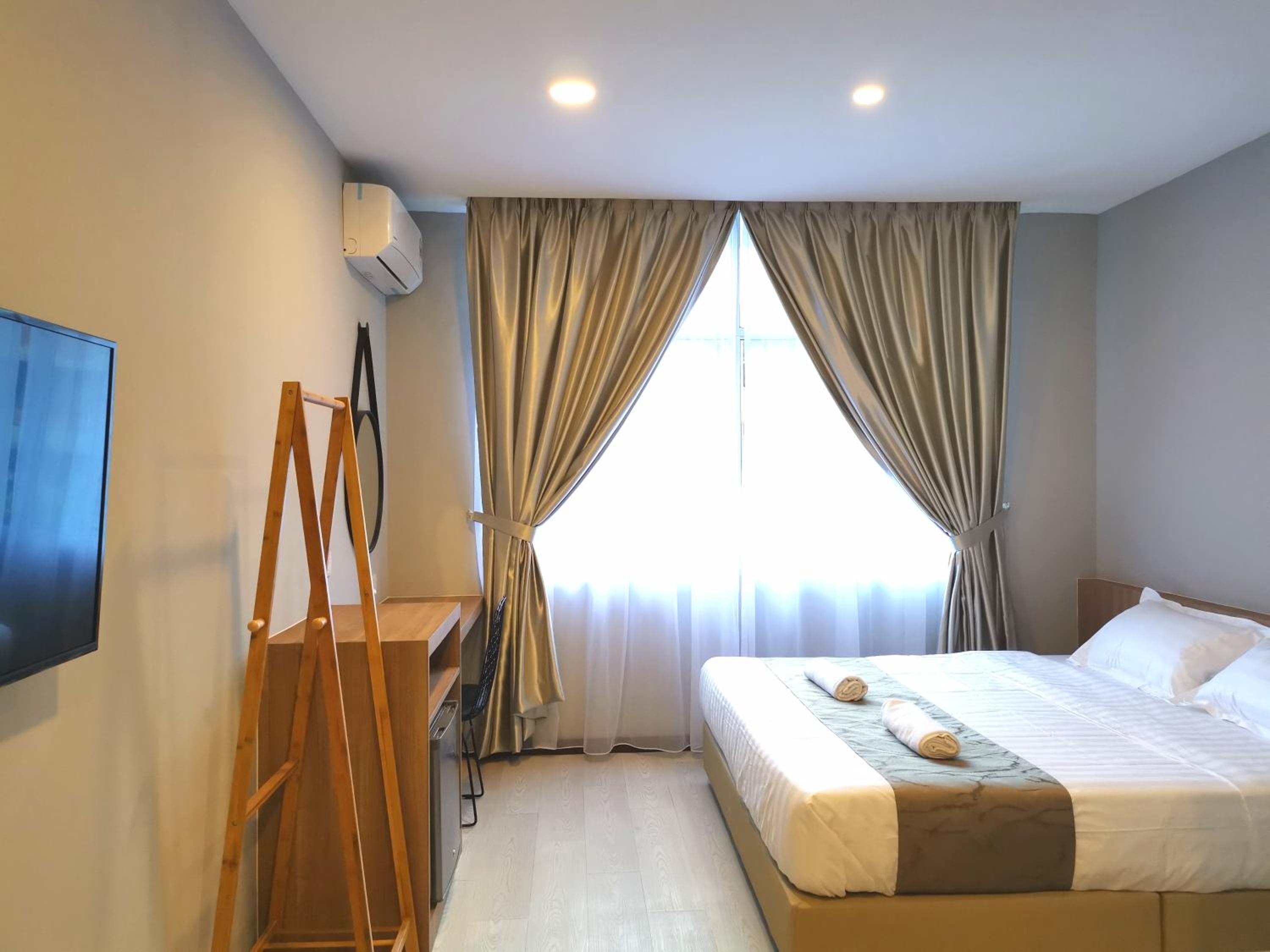 Minimalist King Suite - Photo 11