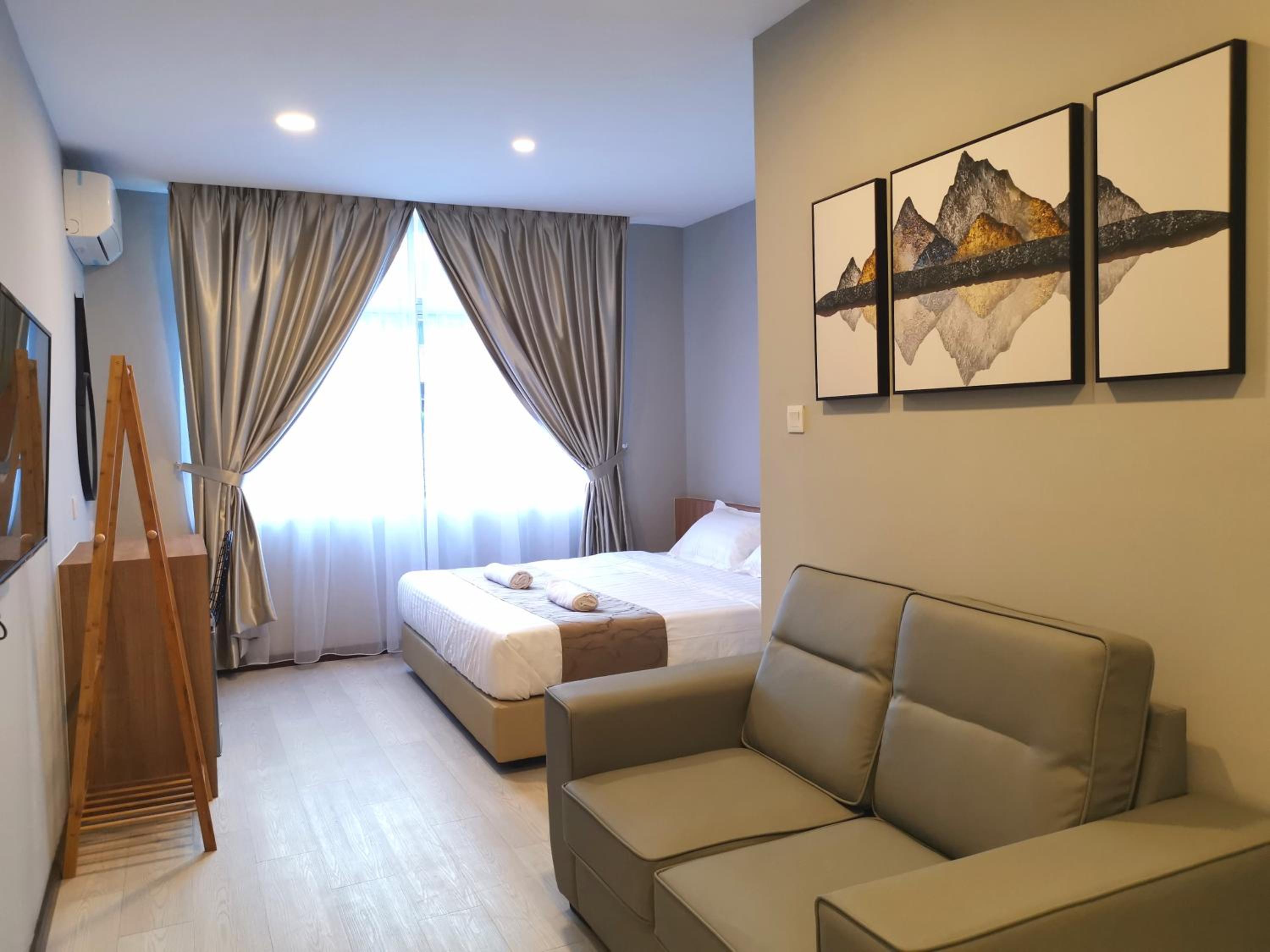 Minimalist King Suite - Photo 12