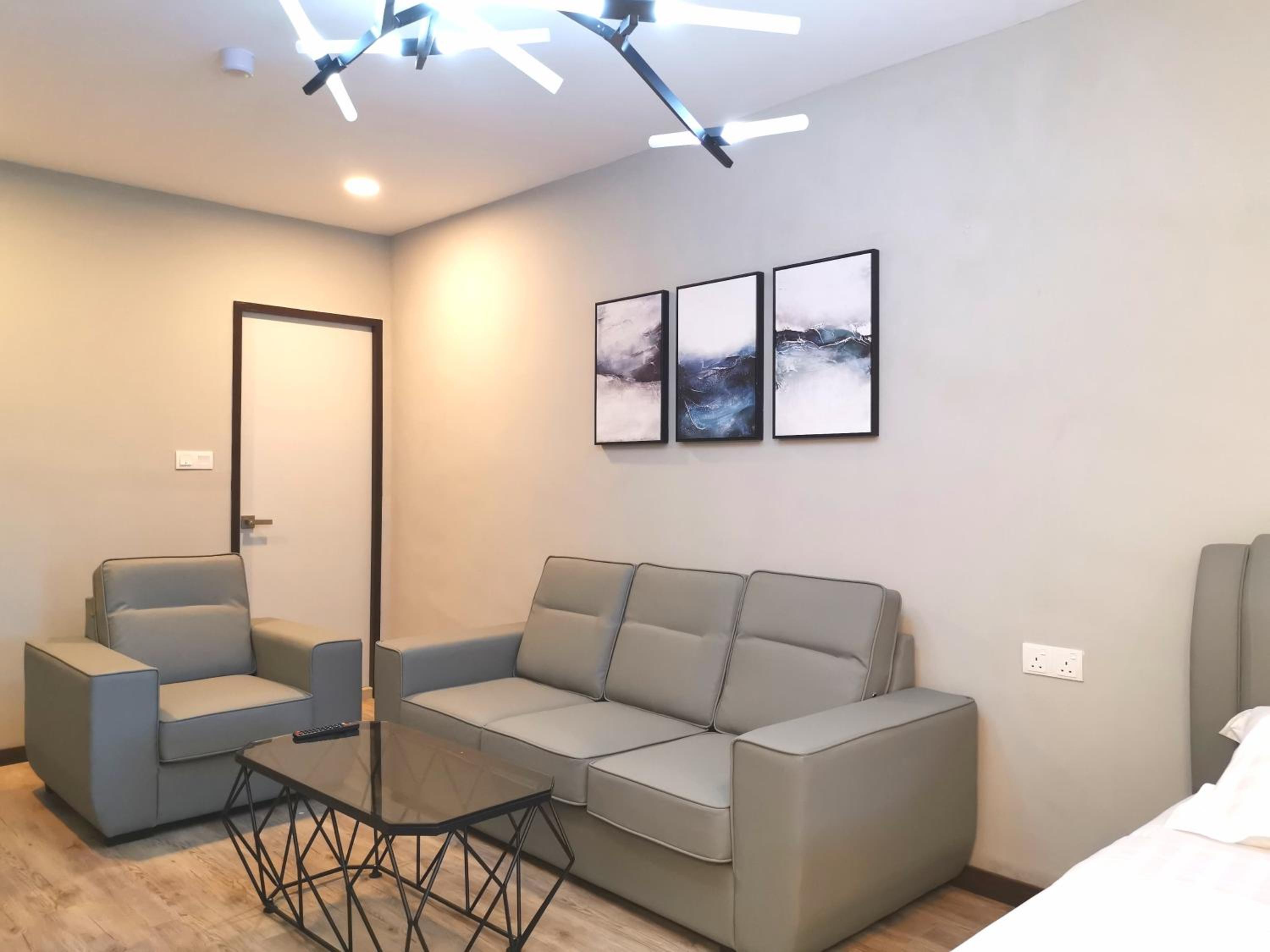 Industrial Family Suite - Photo 3