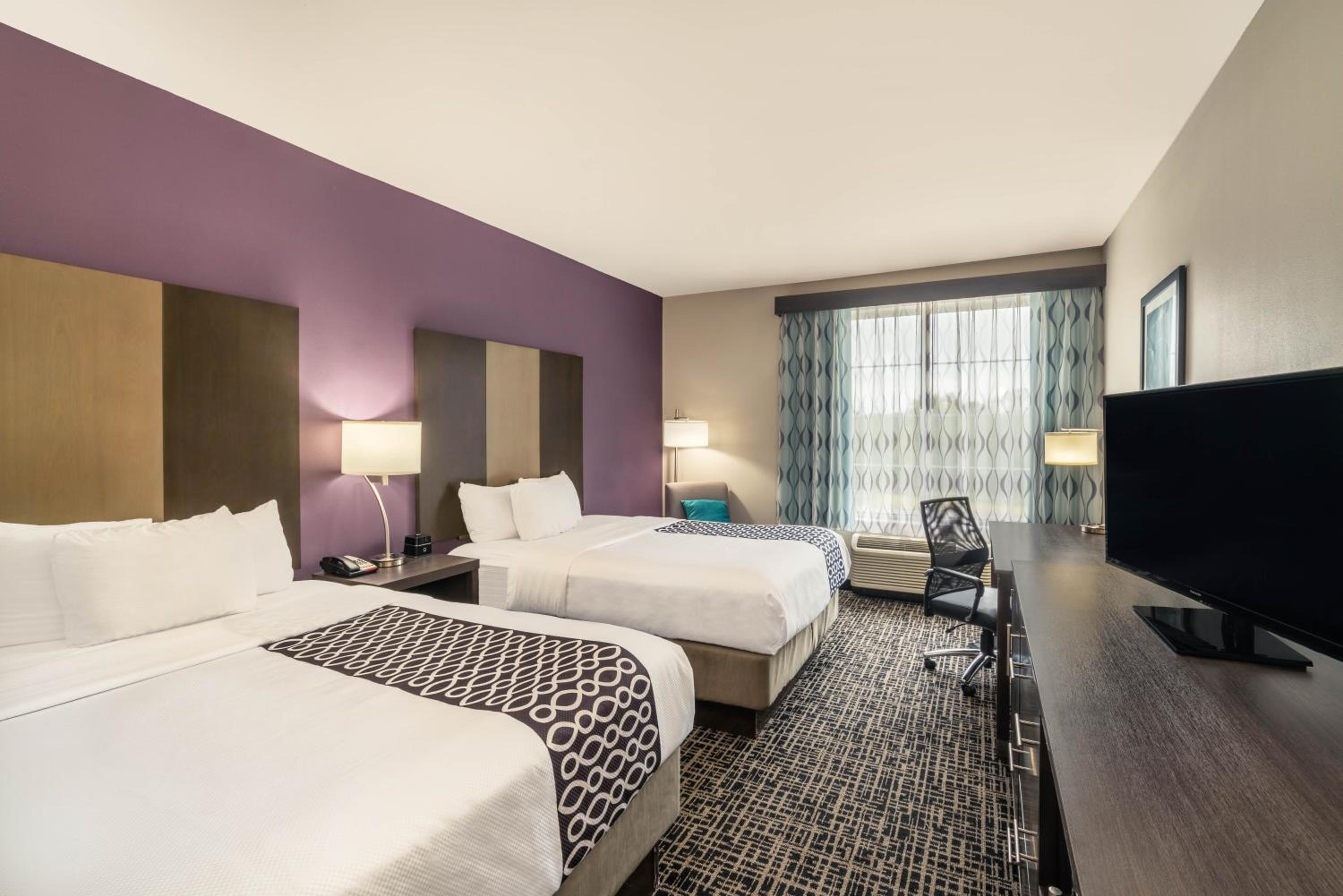 Queen Room with Two Queen Beds - Non-Smoking photo 2
