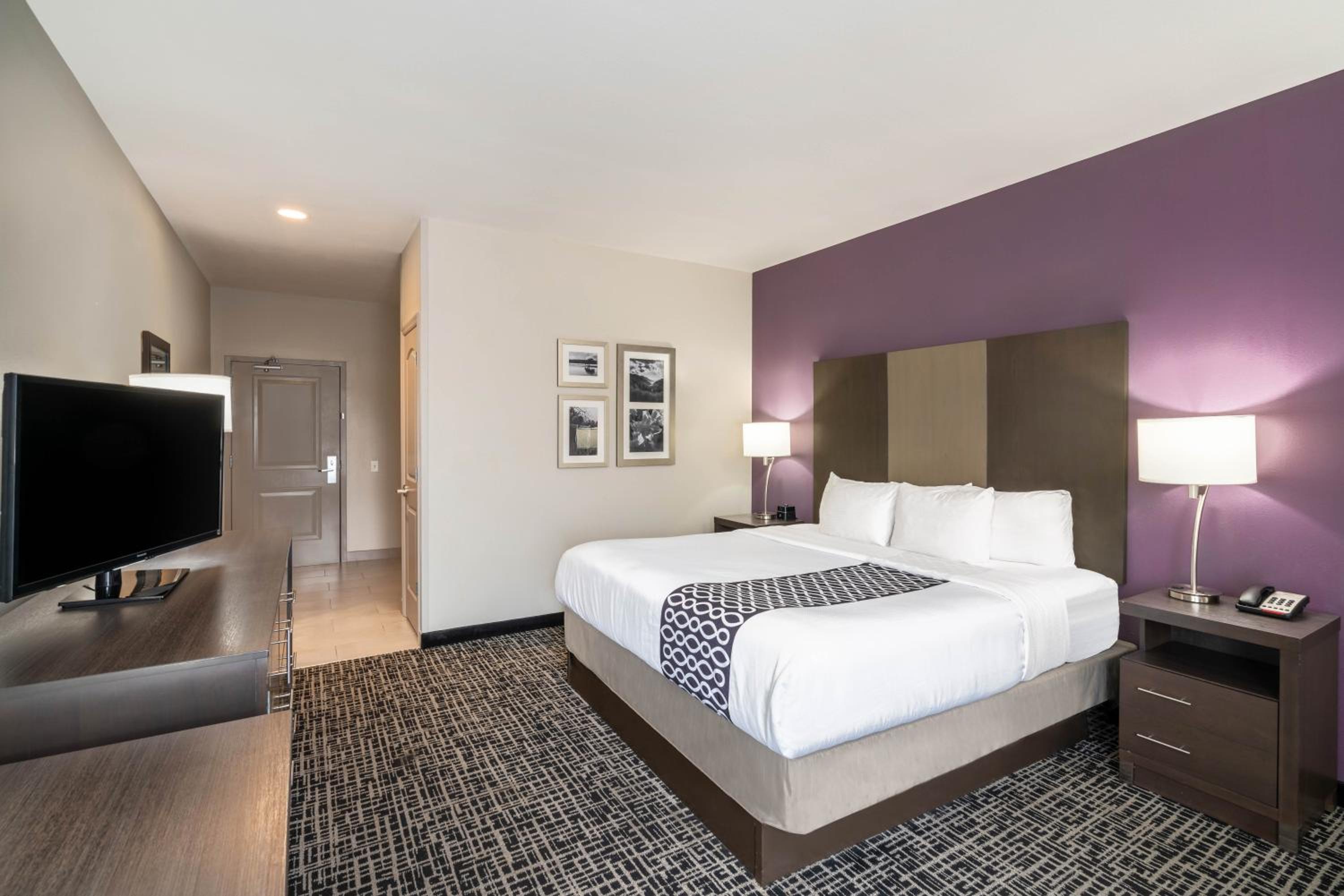 King Room - Non-Smoking photo 2