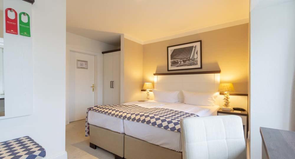 Double or Twin Room with Partial Sea View - Photo 11