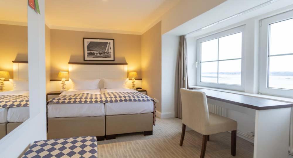 Double or Twin Room with Partial Sea View - Photo 10