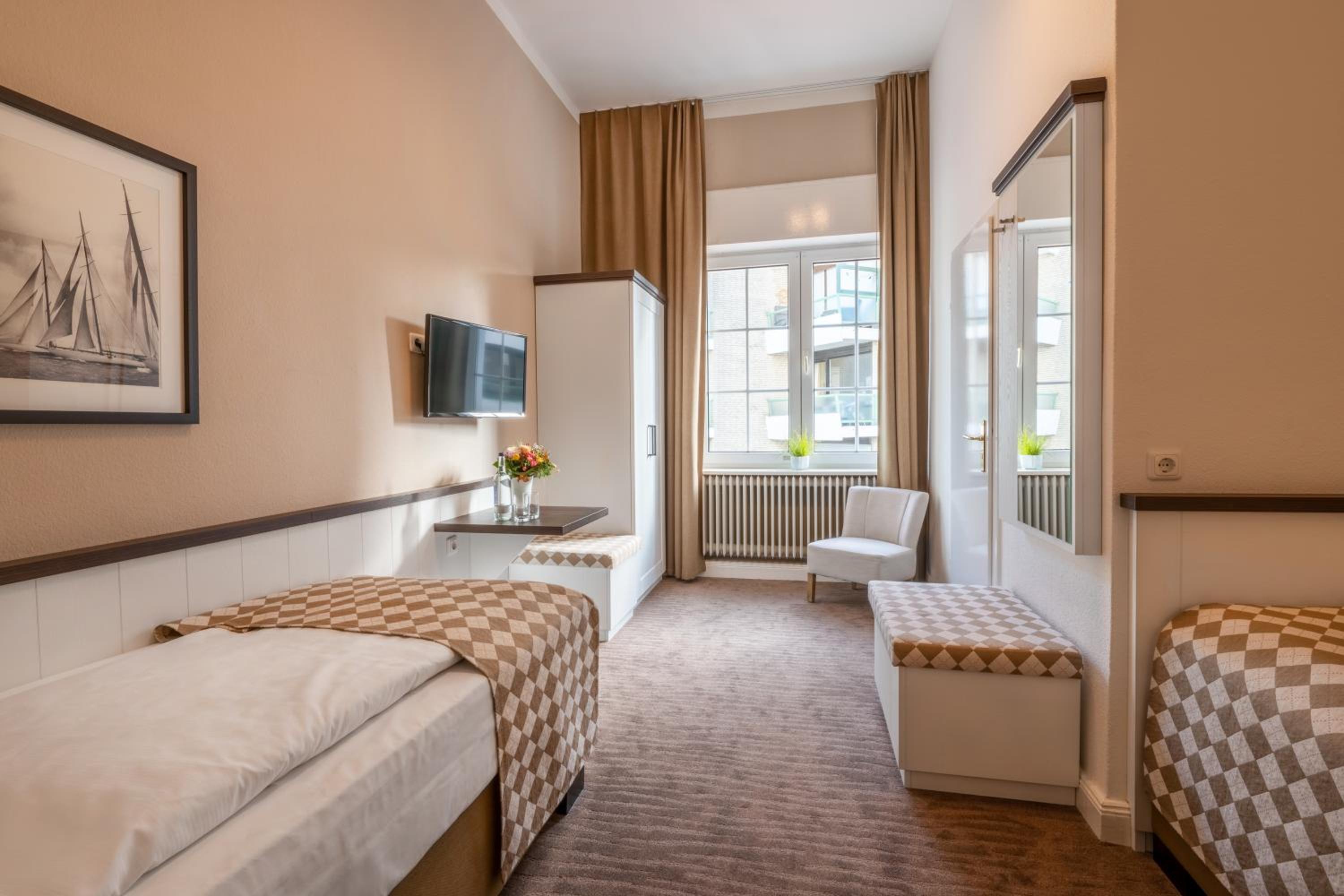 Standard Twin Room thumbnail 5