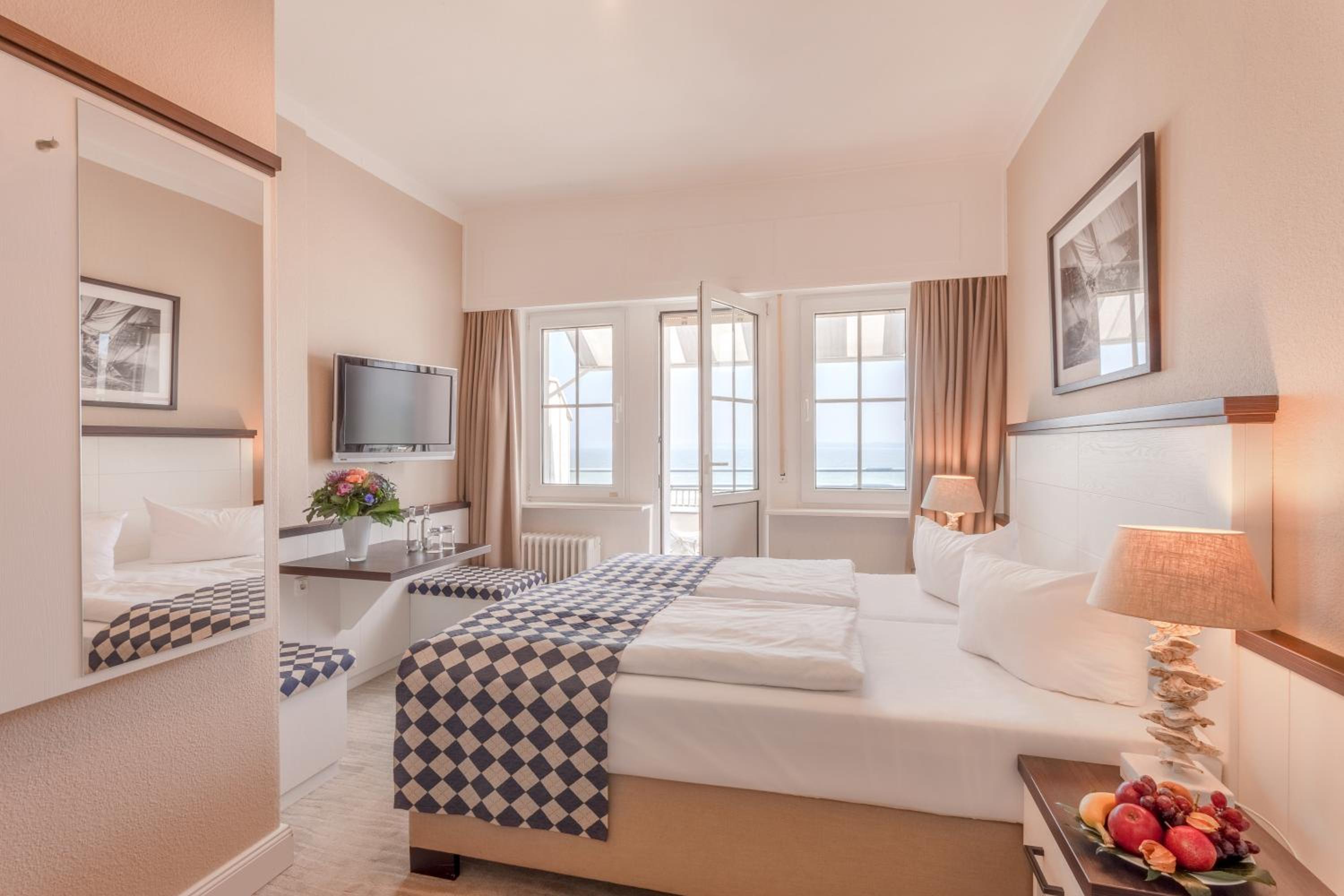 Double Room with Sea View - Photo 16