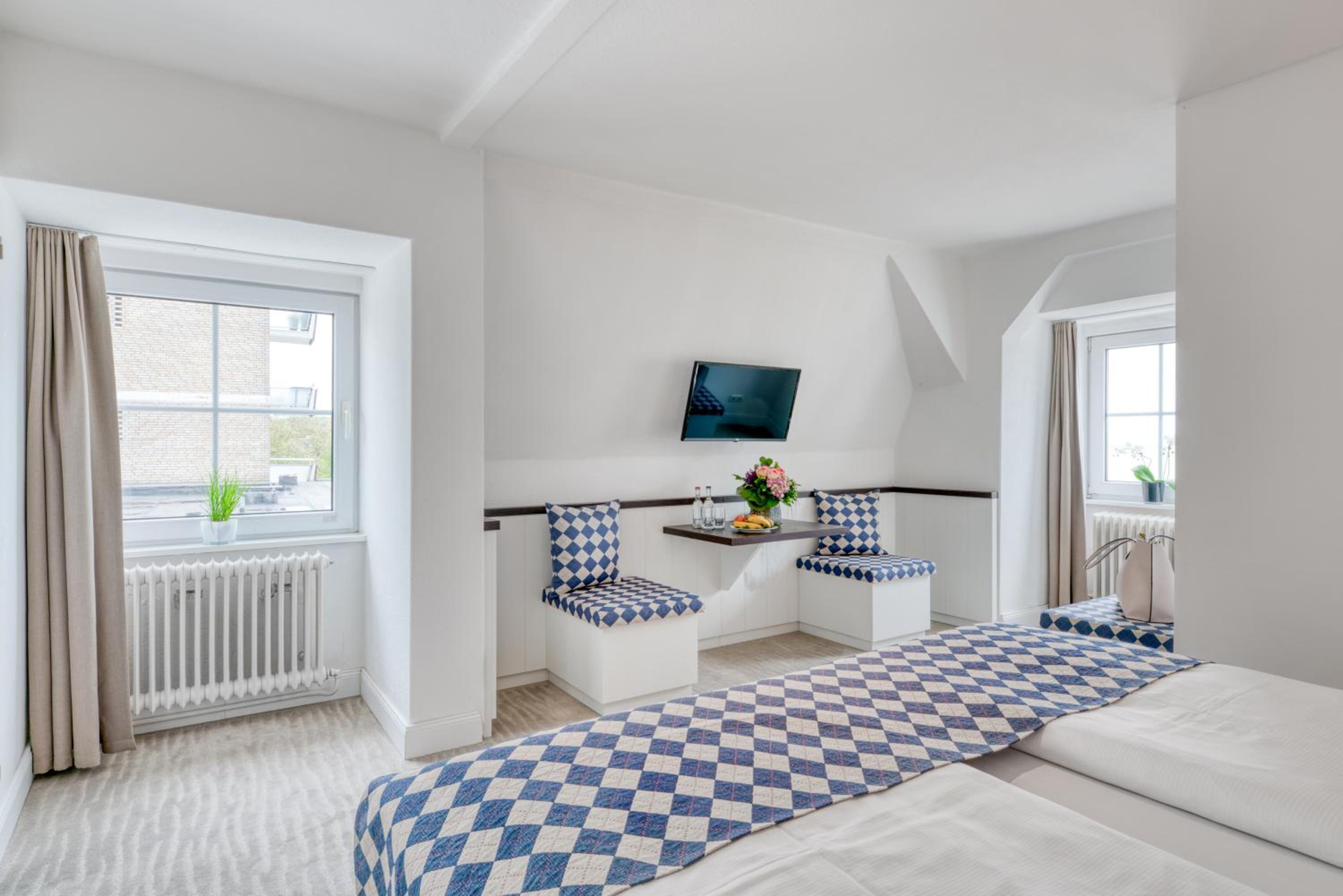Double or Twin Room with Partial Sea View - Photo 1