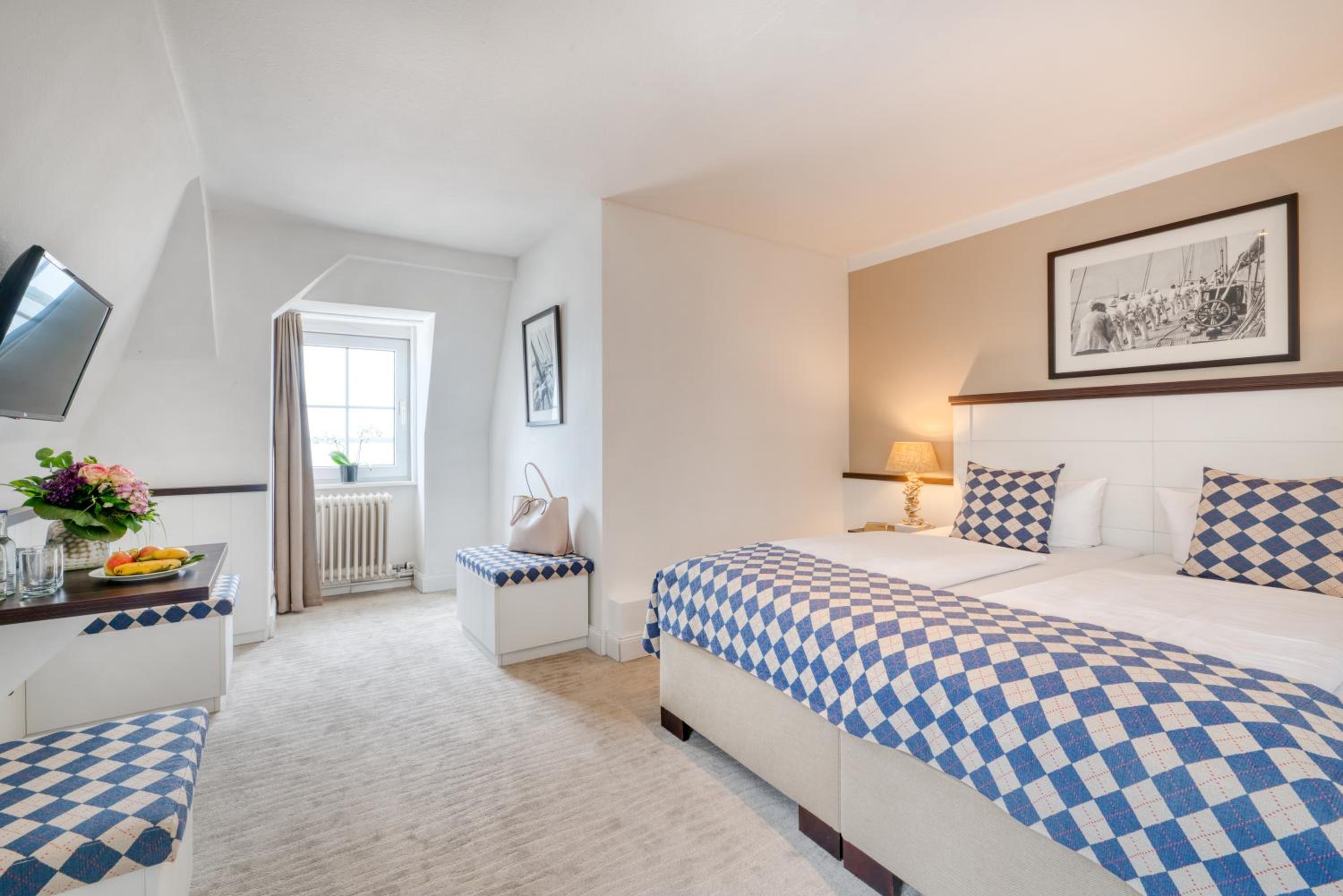Double or Twin Room with Partial Sea View - Photo 15
