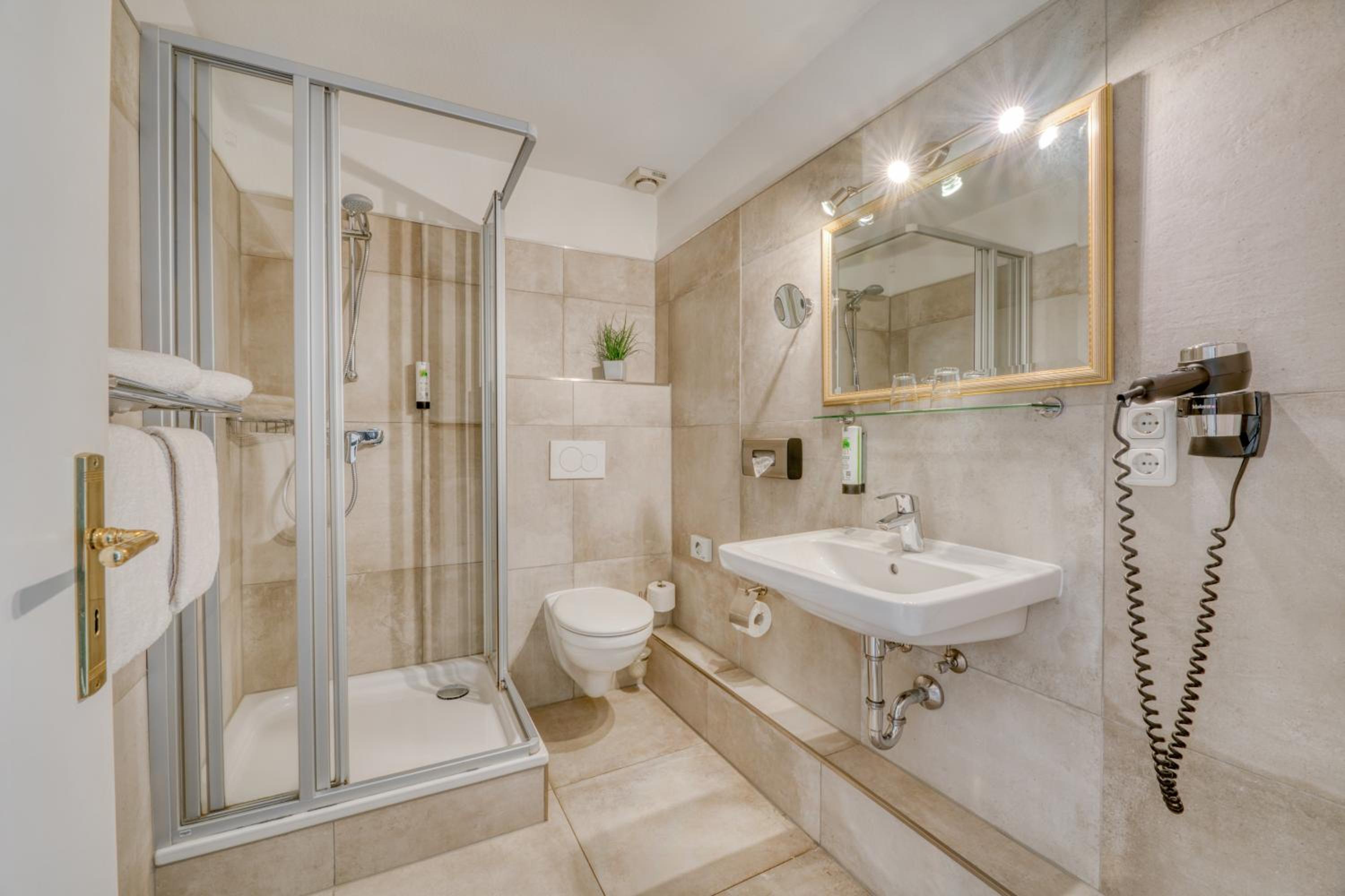 Double or Twin Room with Partial Sea View - Photo 13