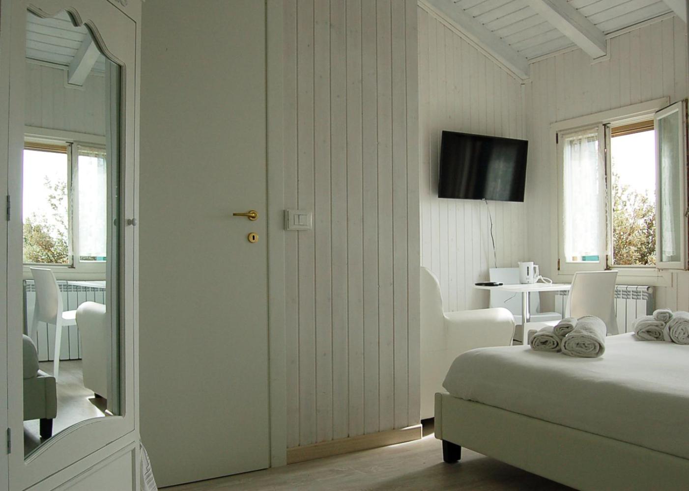 Deluxe King Room photo 2