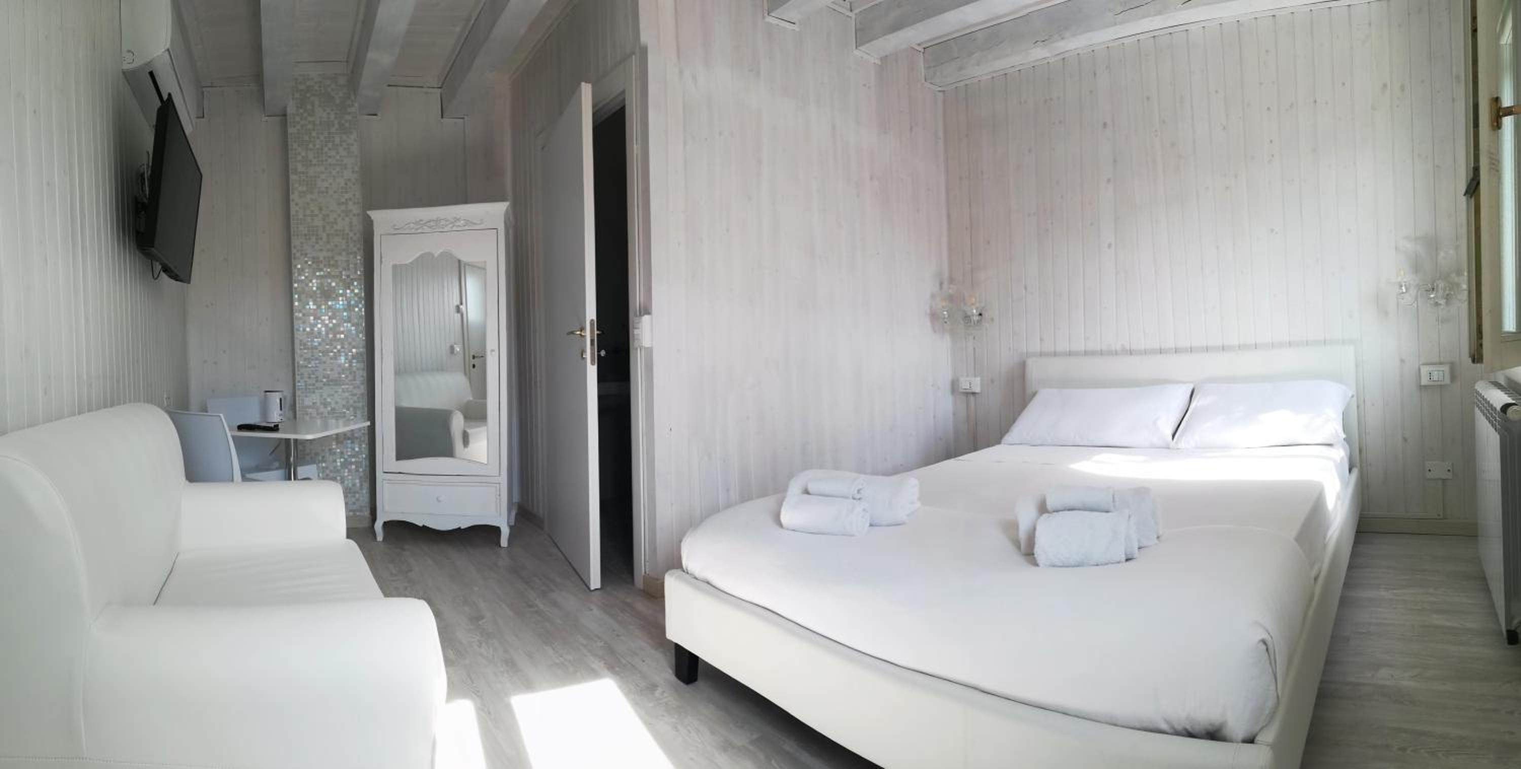 Standard King Room photo 2