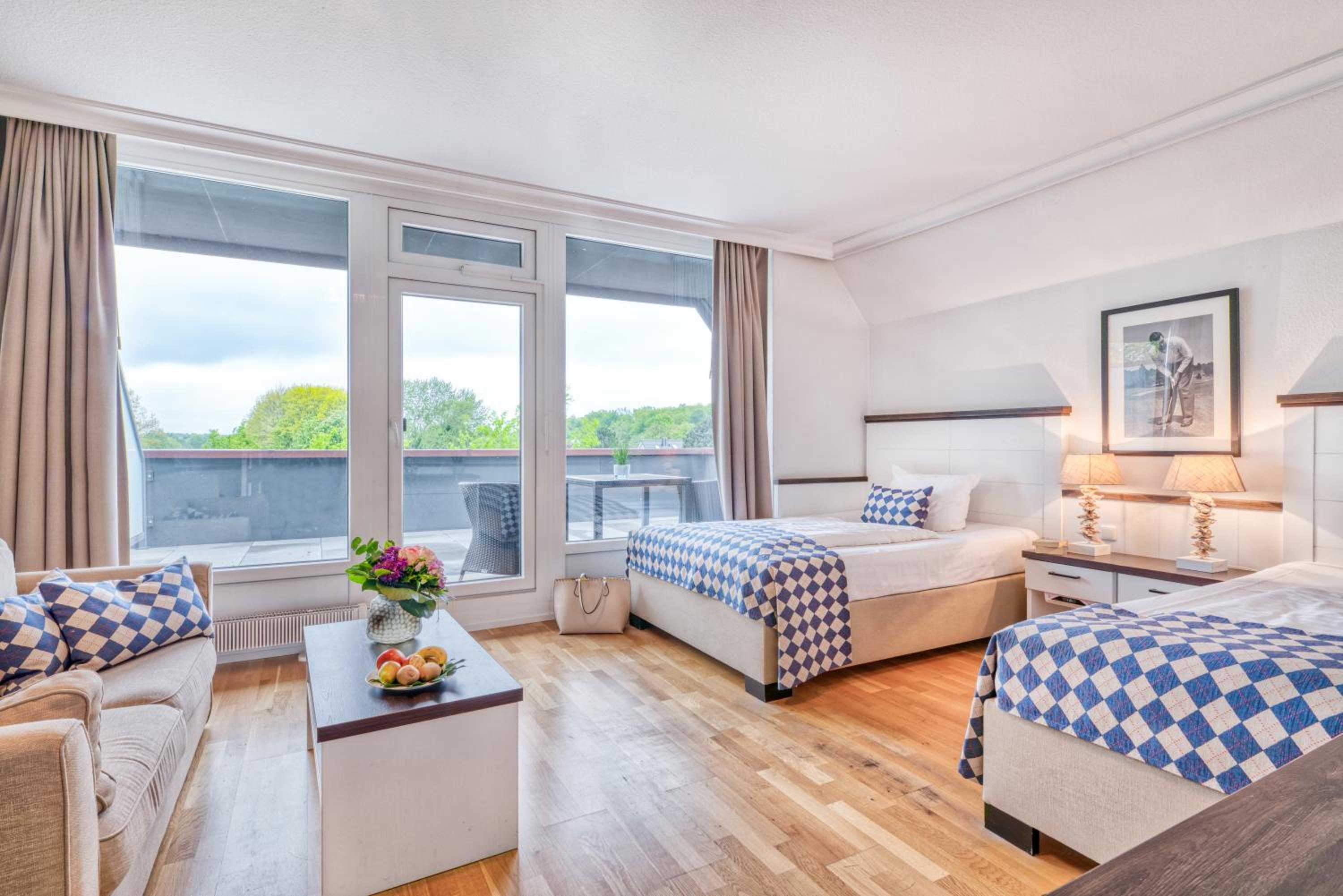 Large Double Room thumbnail 6