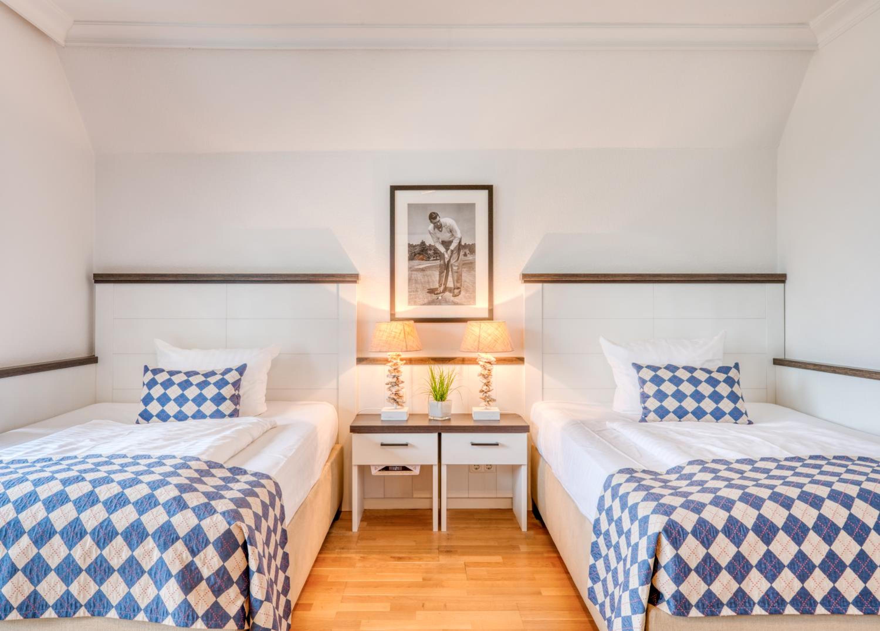 Large Double Room thumbnail 5