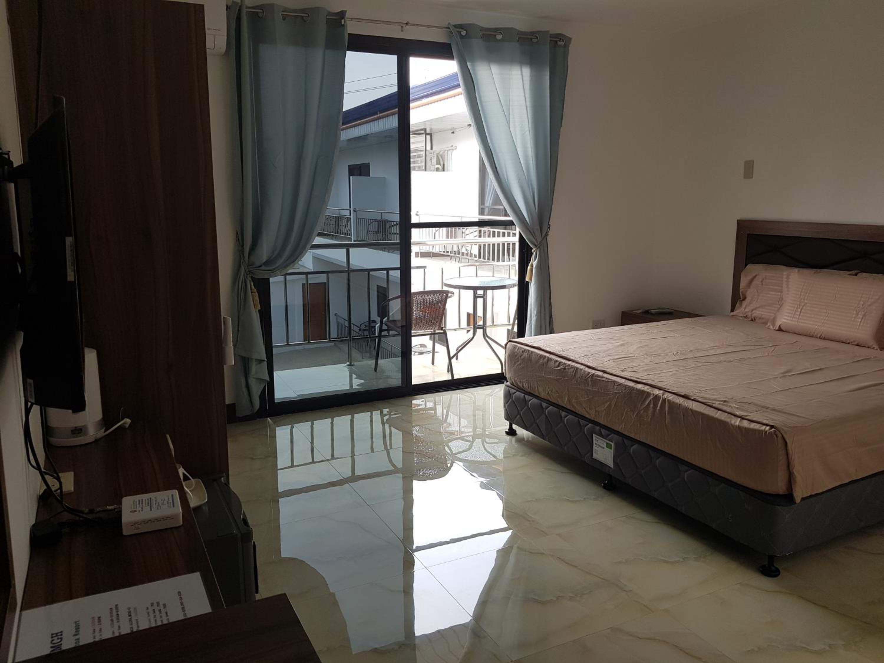 Standard King Room - Photo 8