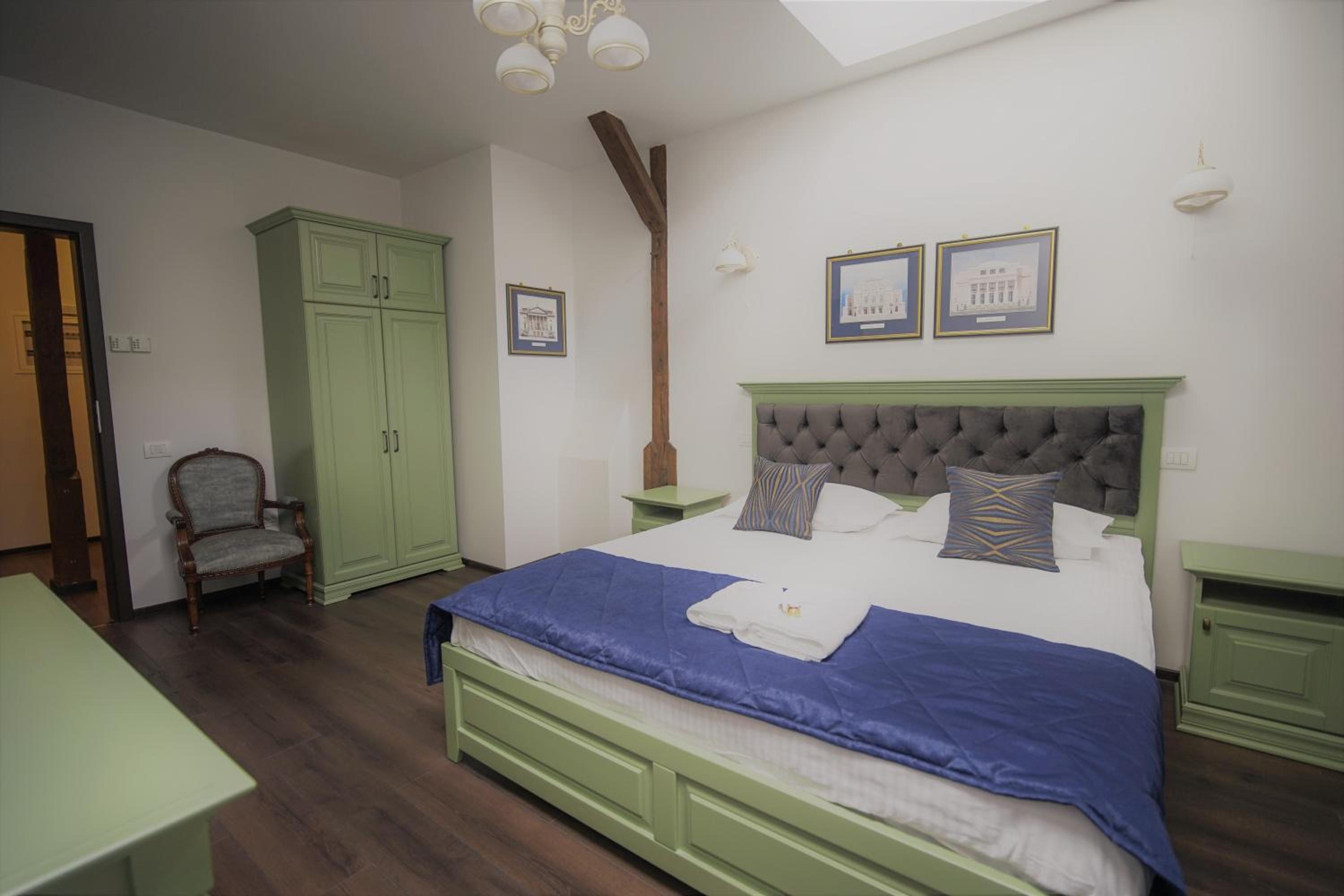 Double Room with Private Bathroom - Photo 12