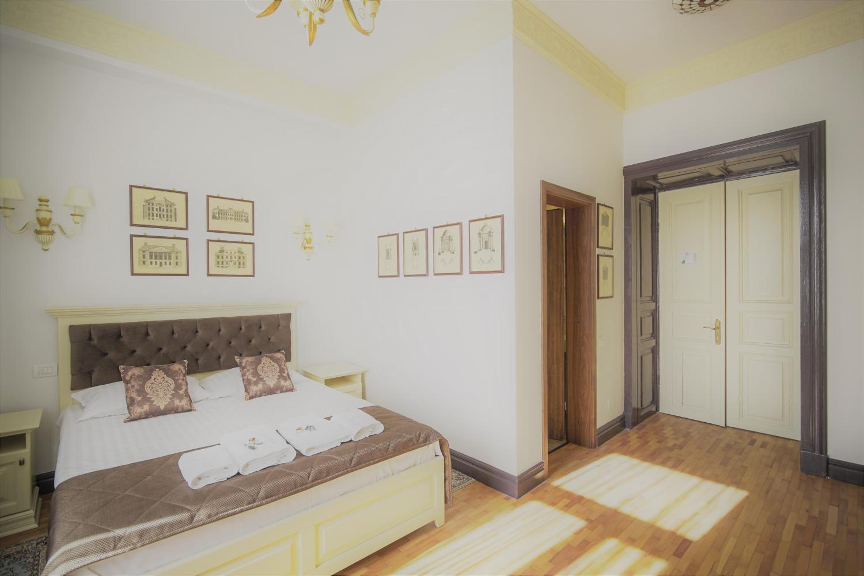 Double Room with Private Bathroom - Photo 2