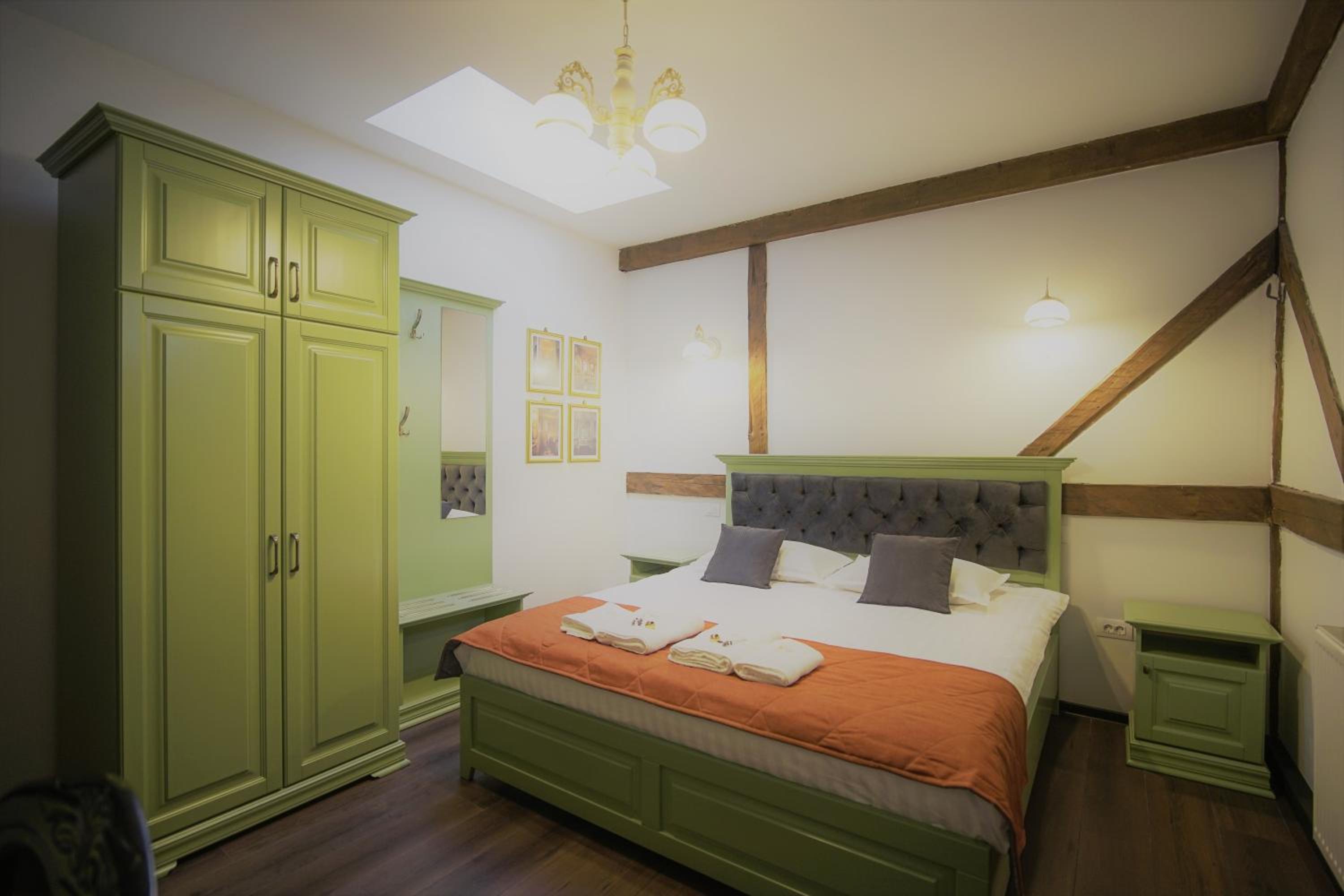 Double Room with Private Bathroom - Photo 11