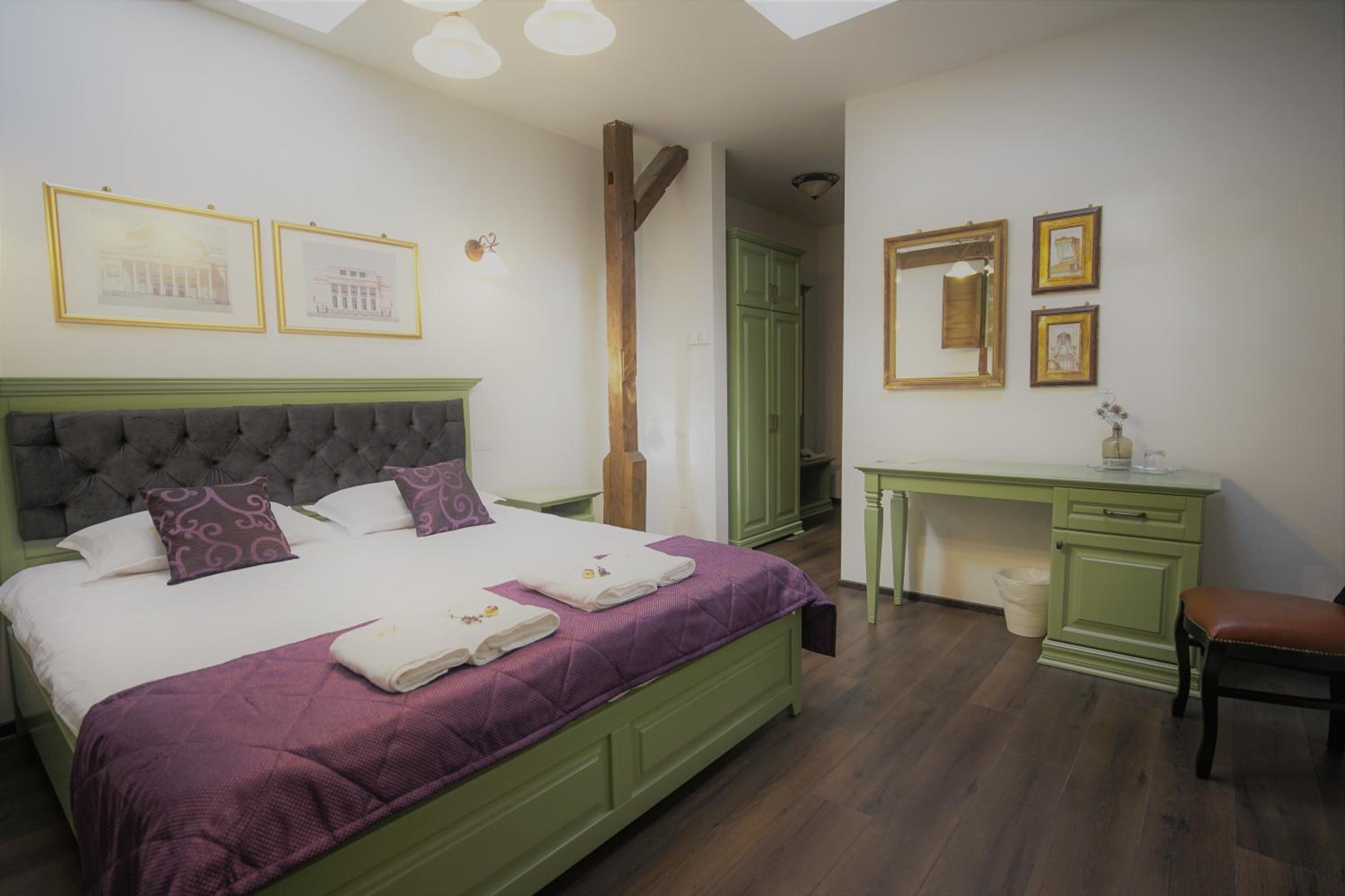 Double Room with Private Bathroom - Photo 10