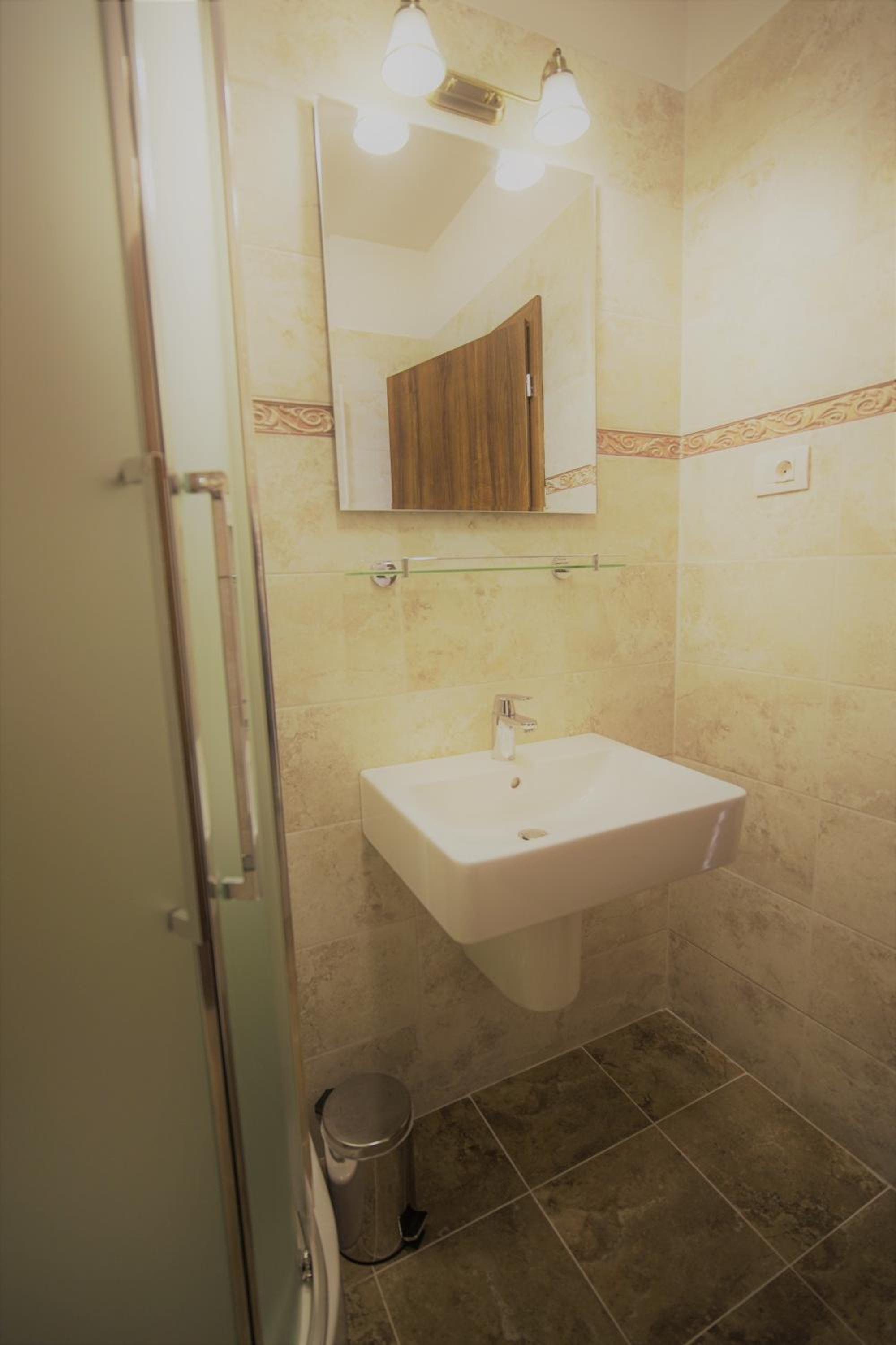Double Room with Private Bathroom - Photo 15