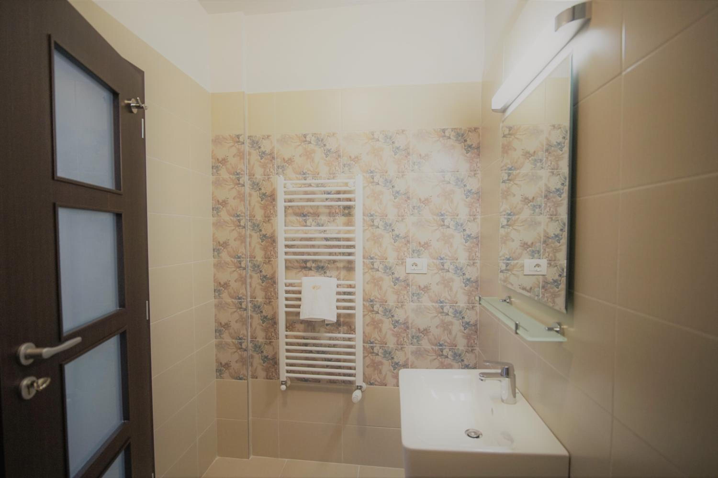 Double Room with Private Bathroom - Photo 25