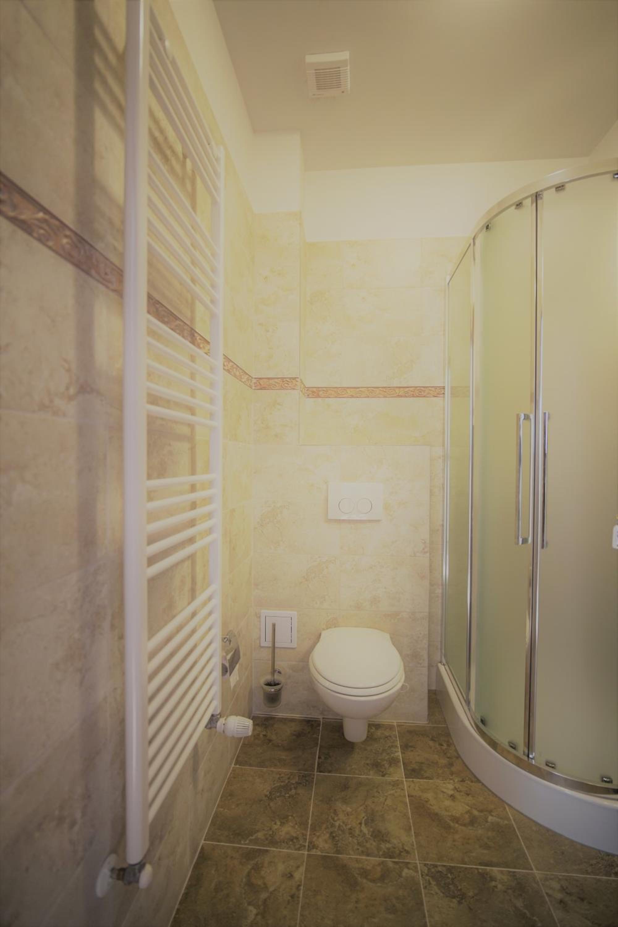 Double Room with Private Bathroom - Photo 14