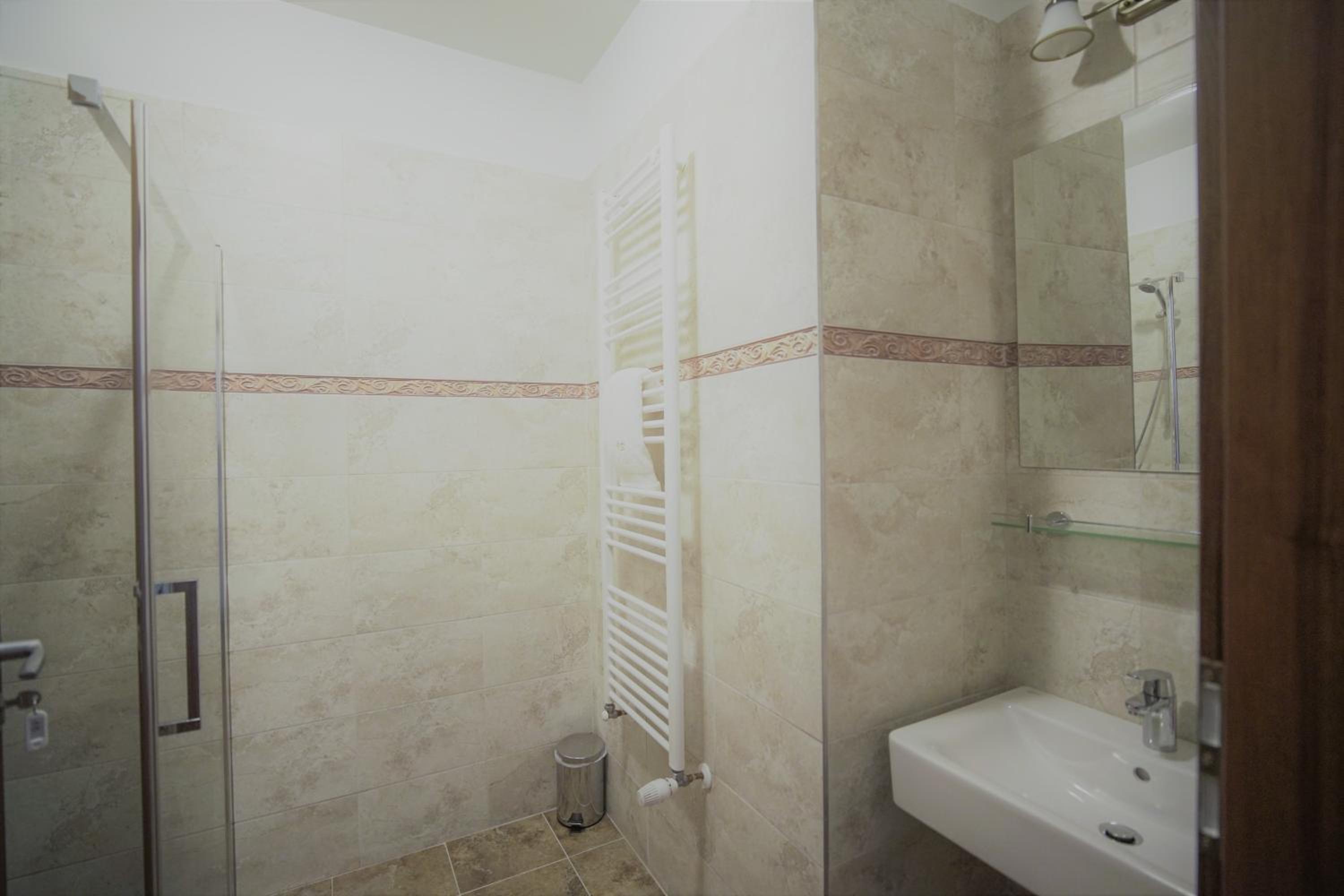 Double Room with Private Bathroom - Photo 17