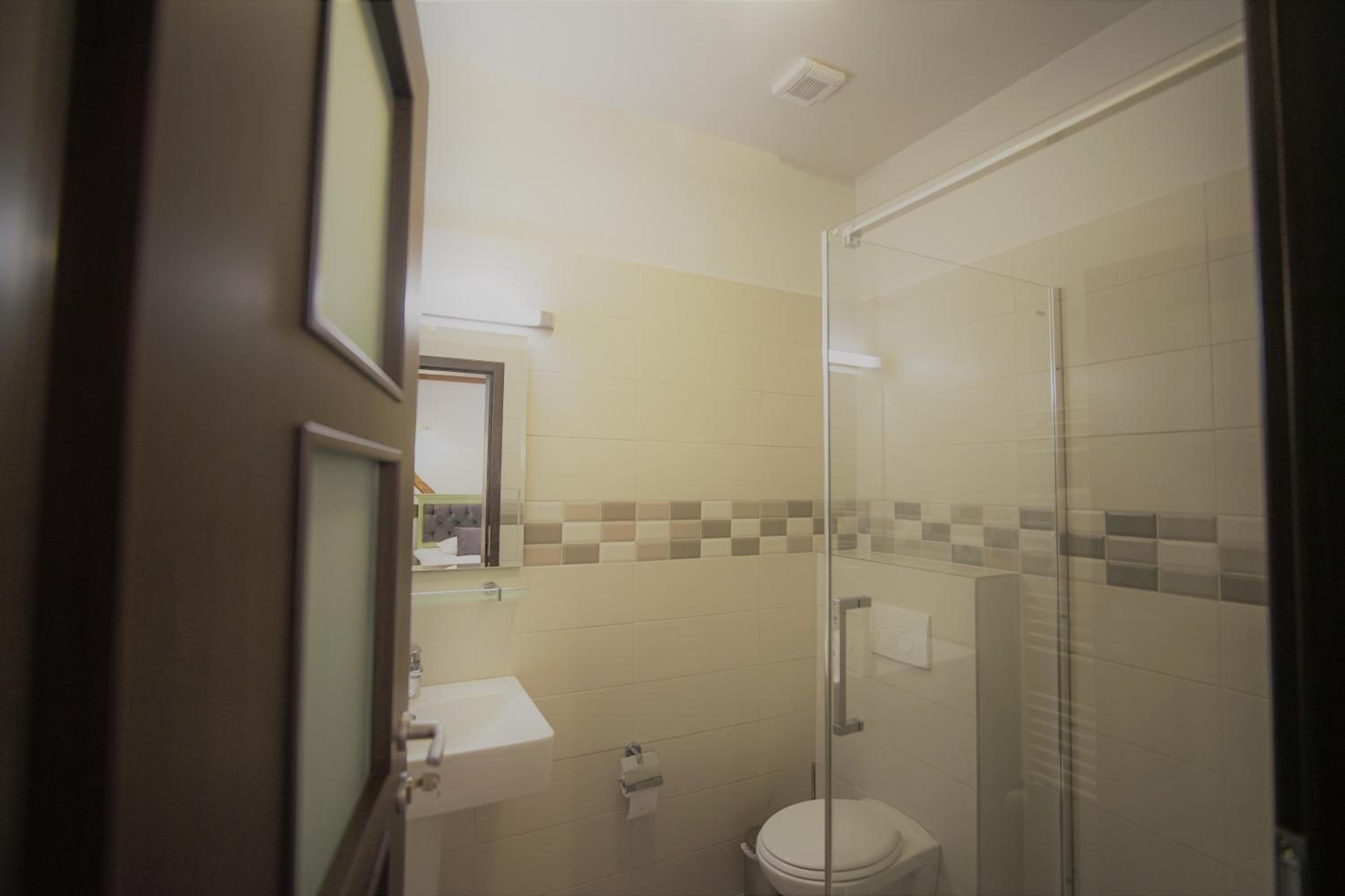 Double Room with Private Bathroom - Photo 16
