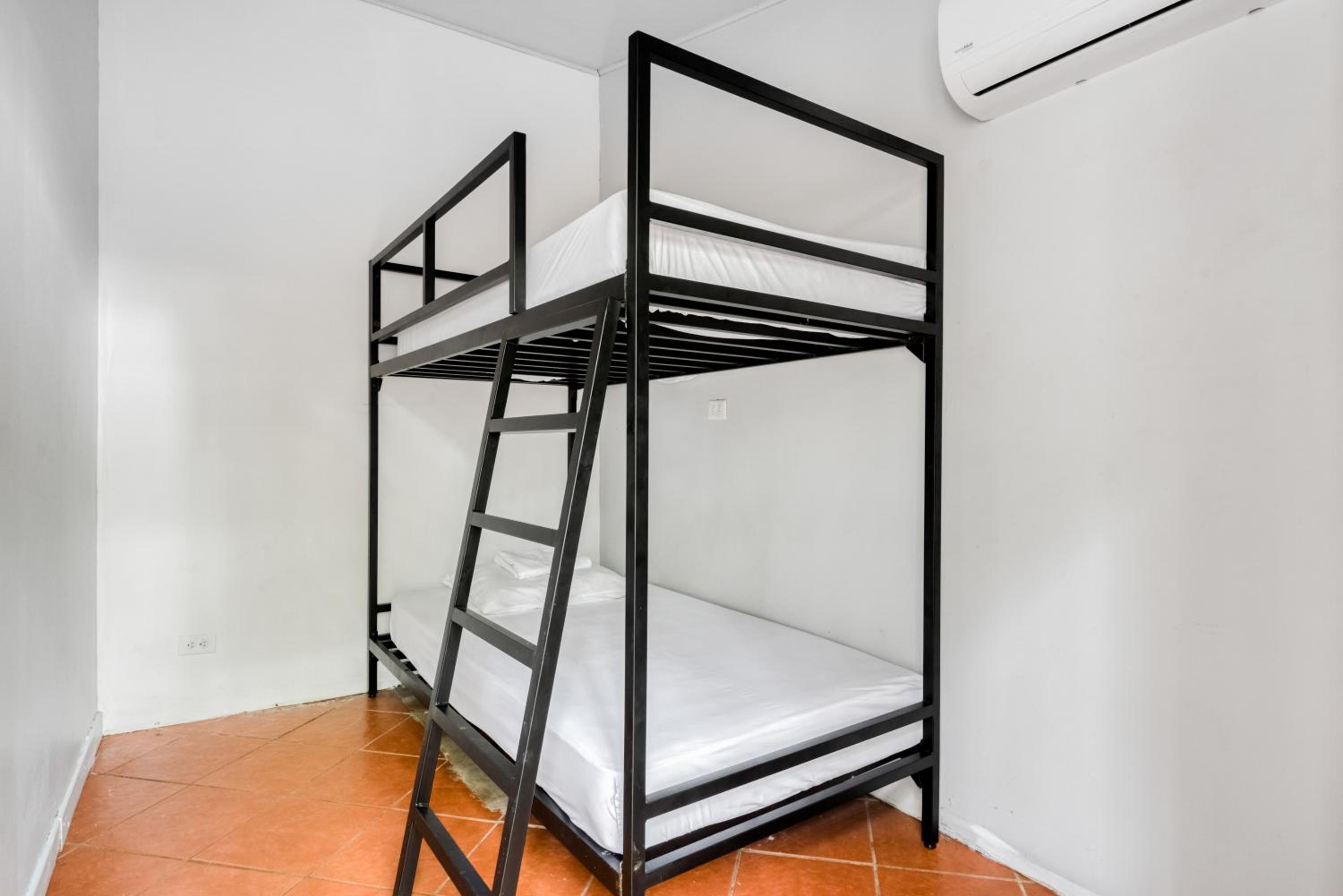 Petite Chambre Lits Jumeaux avec Salle de Bains Commune