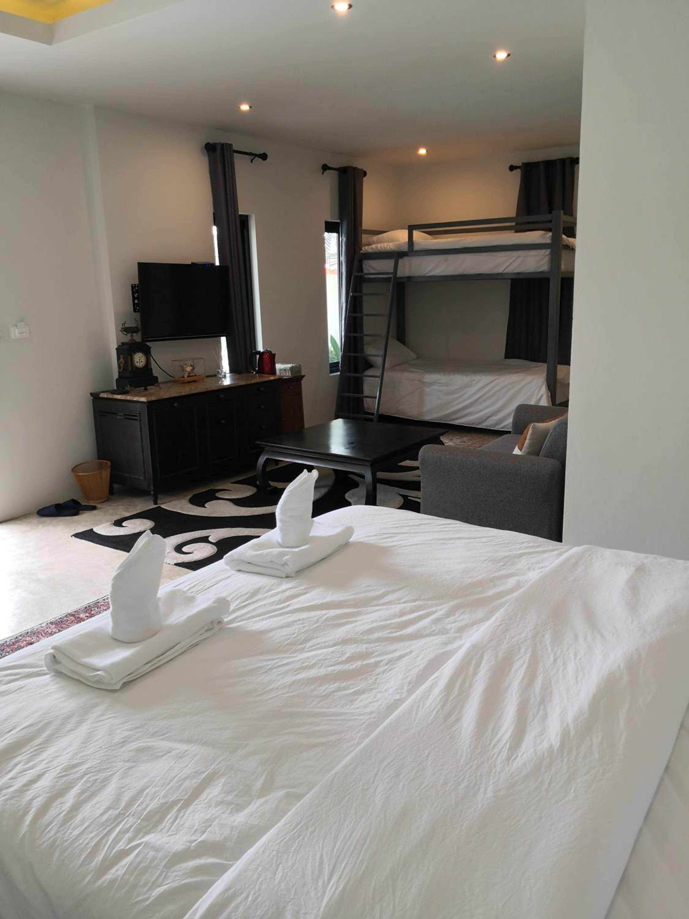 King Room with Pool View - Photo 2