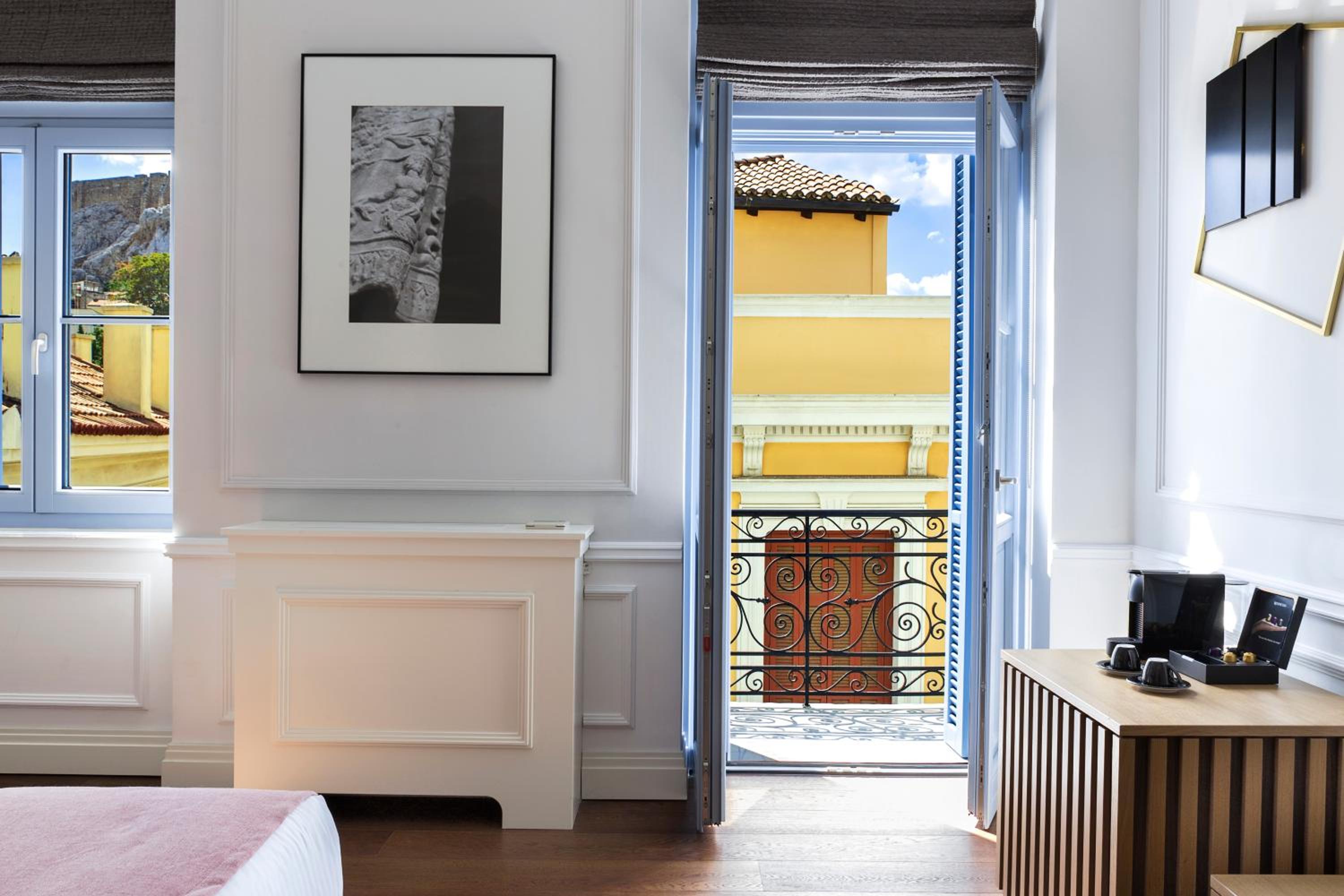 Elegant Suite with Partial Acropolis View photo 2