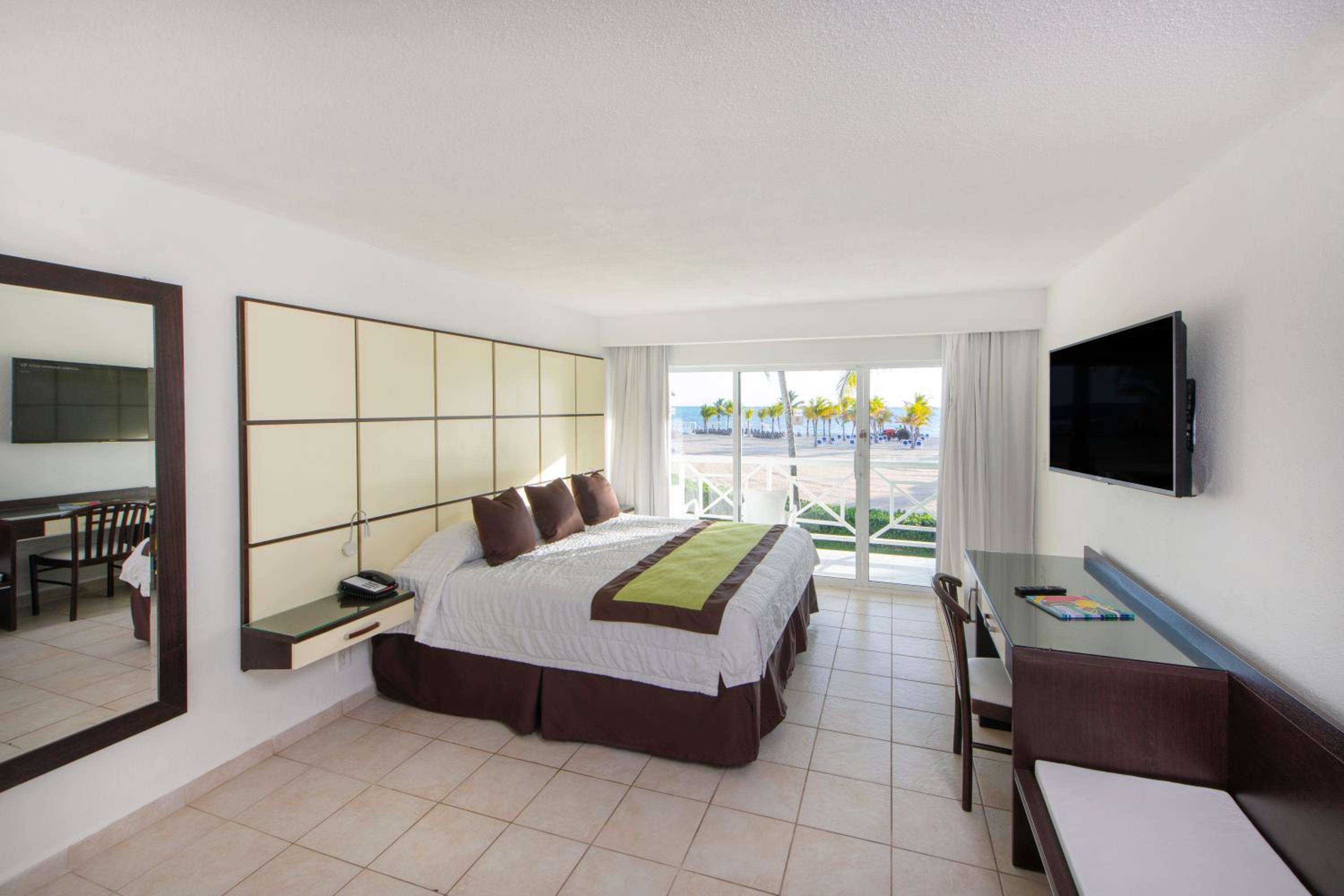 Superior King Room with Ocean View, Non-Smoking - Photo 3