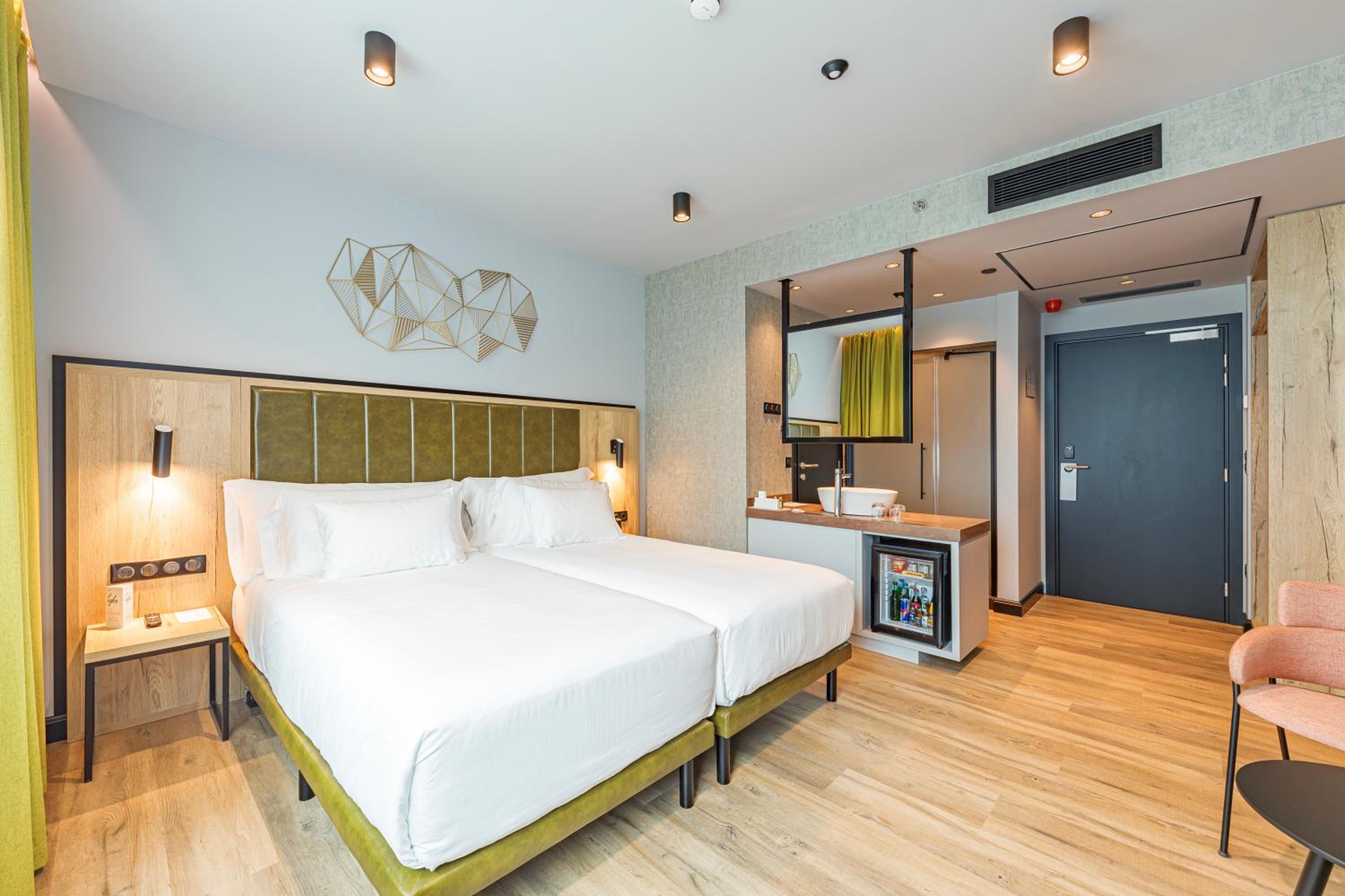 Superior Double or Twin Room thumbnail 5