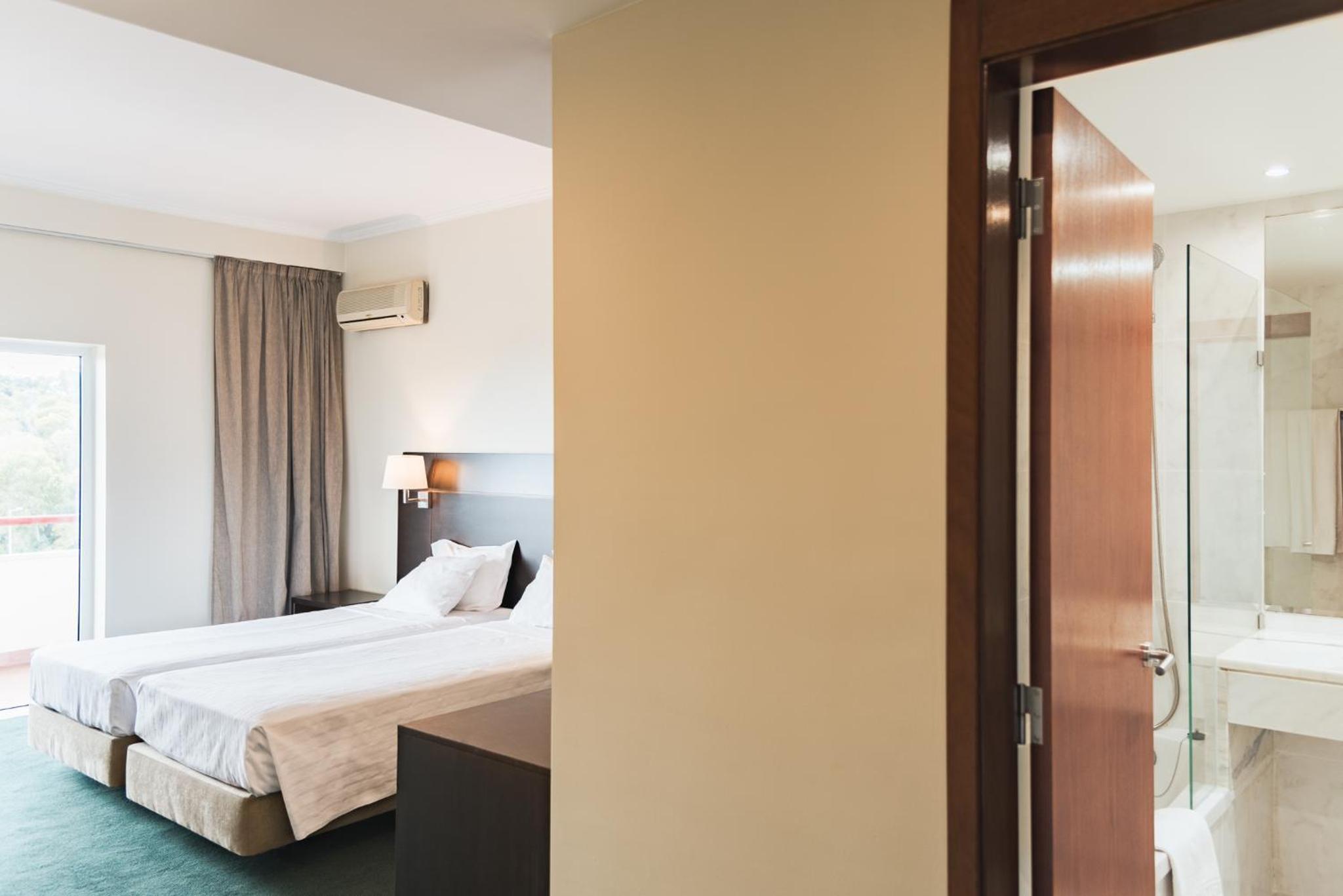 Superior Twin Room with Balcony - Photo 6