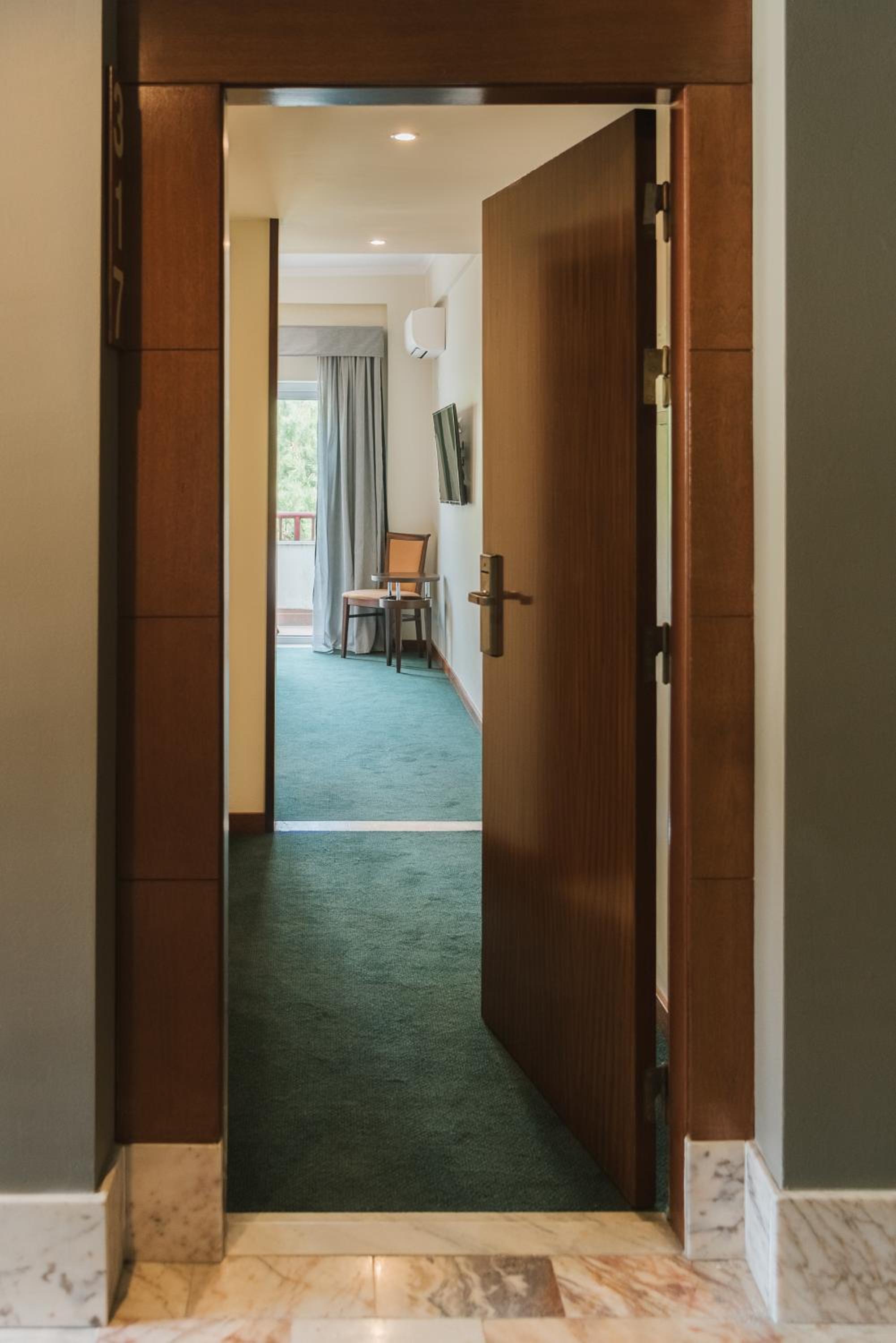 Superior Twin Room with Balcony - Photo 5