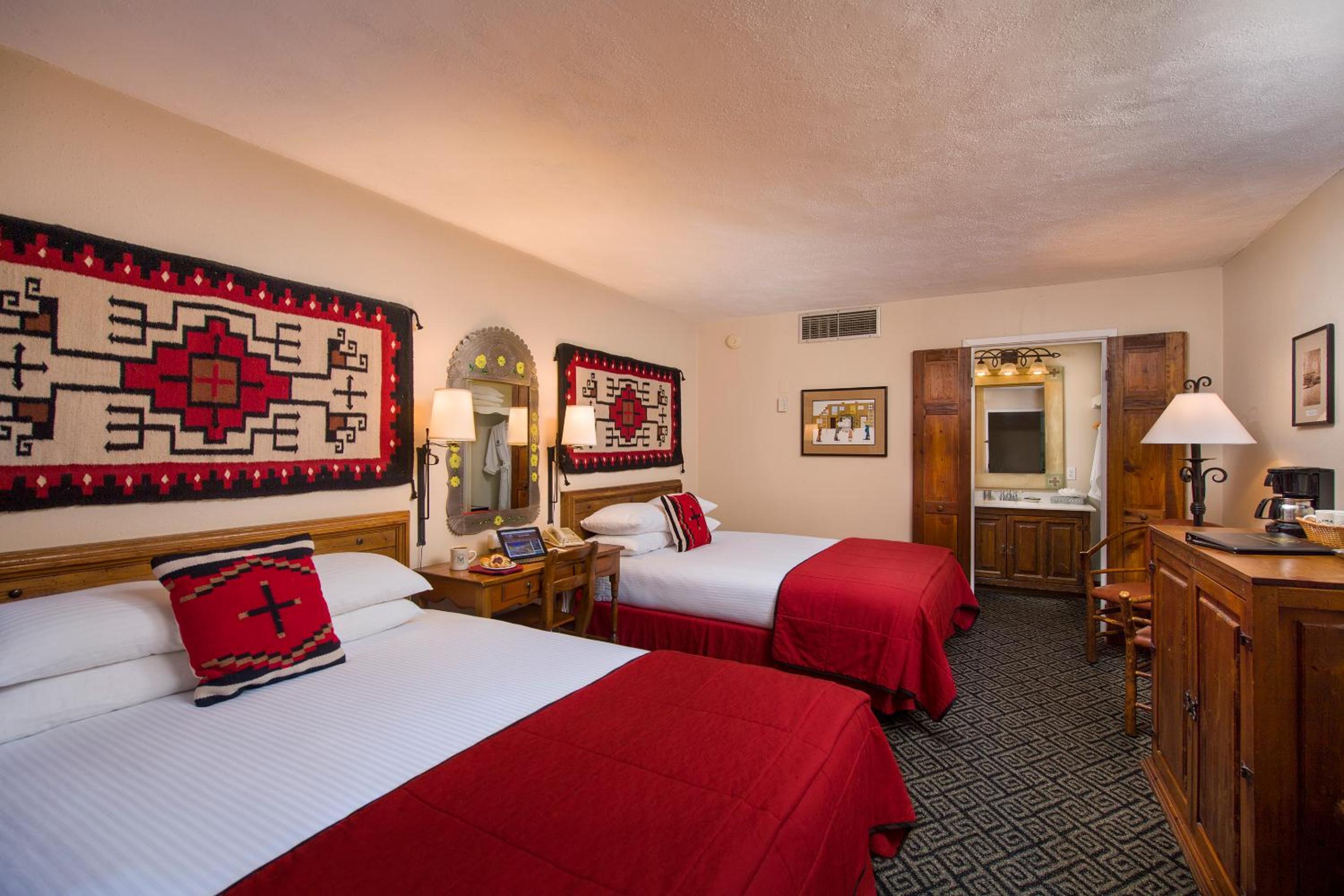 Queen Room with Two Queen Beds photo 2