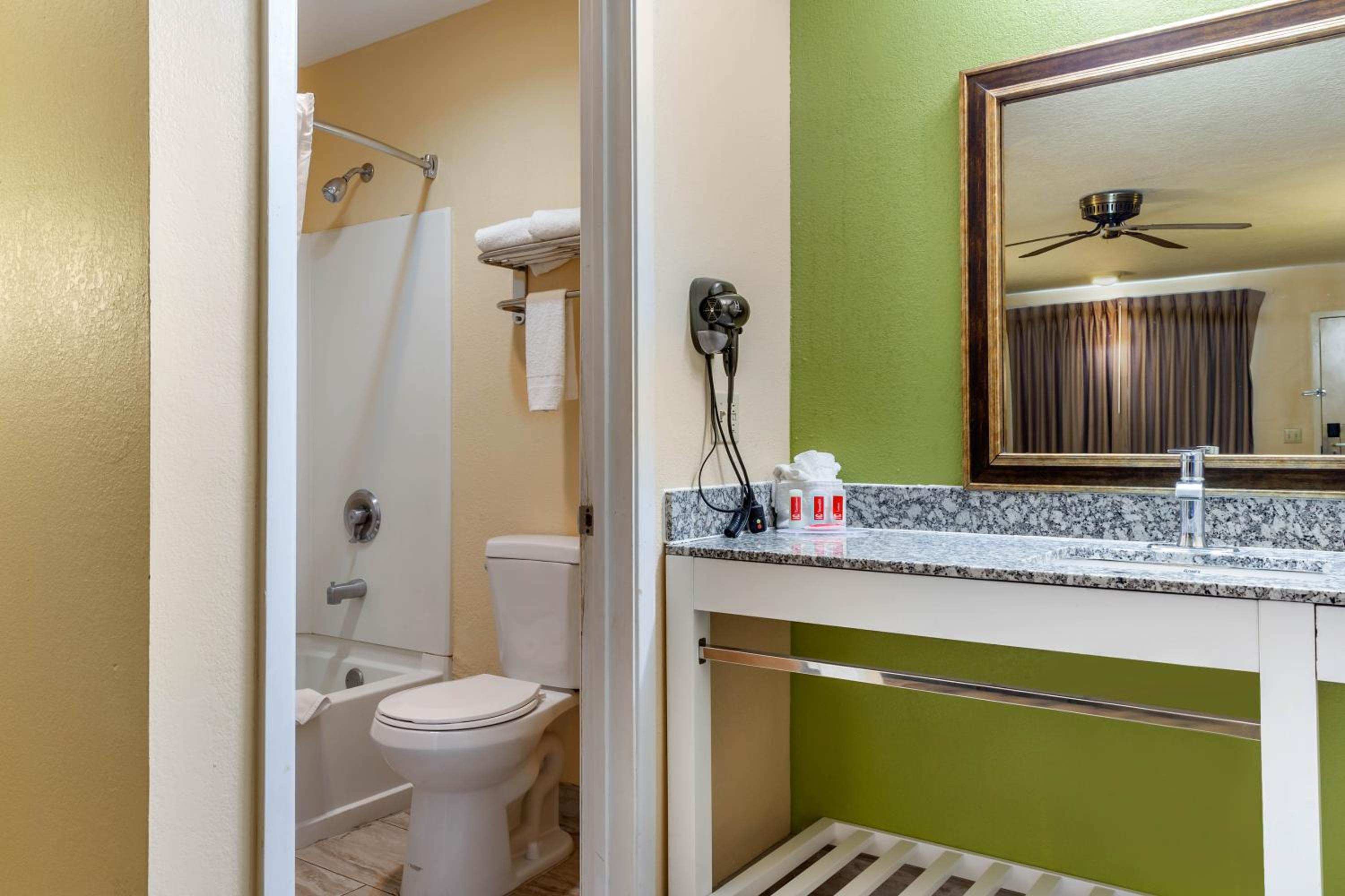 King Room - Non-Smoking - Photo 2