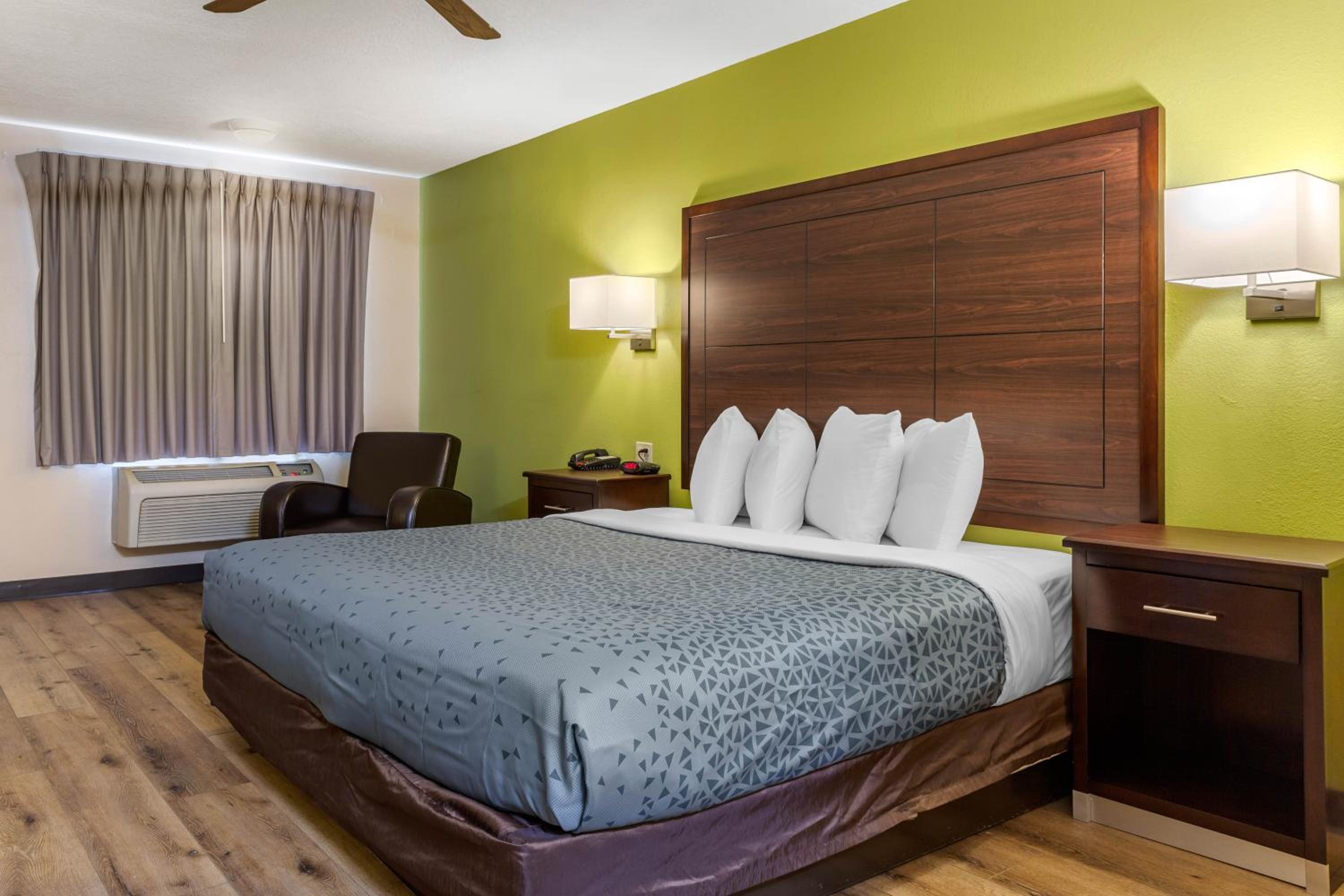 King Room - Non-Smoking - Photo 3