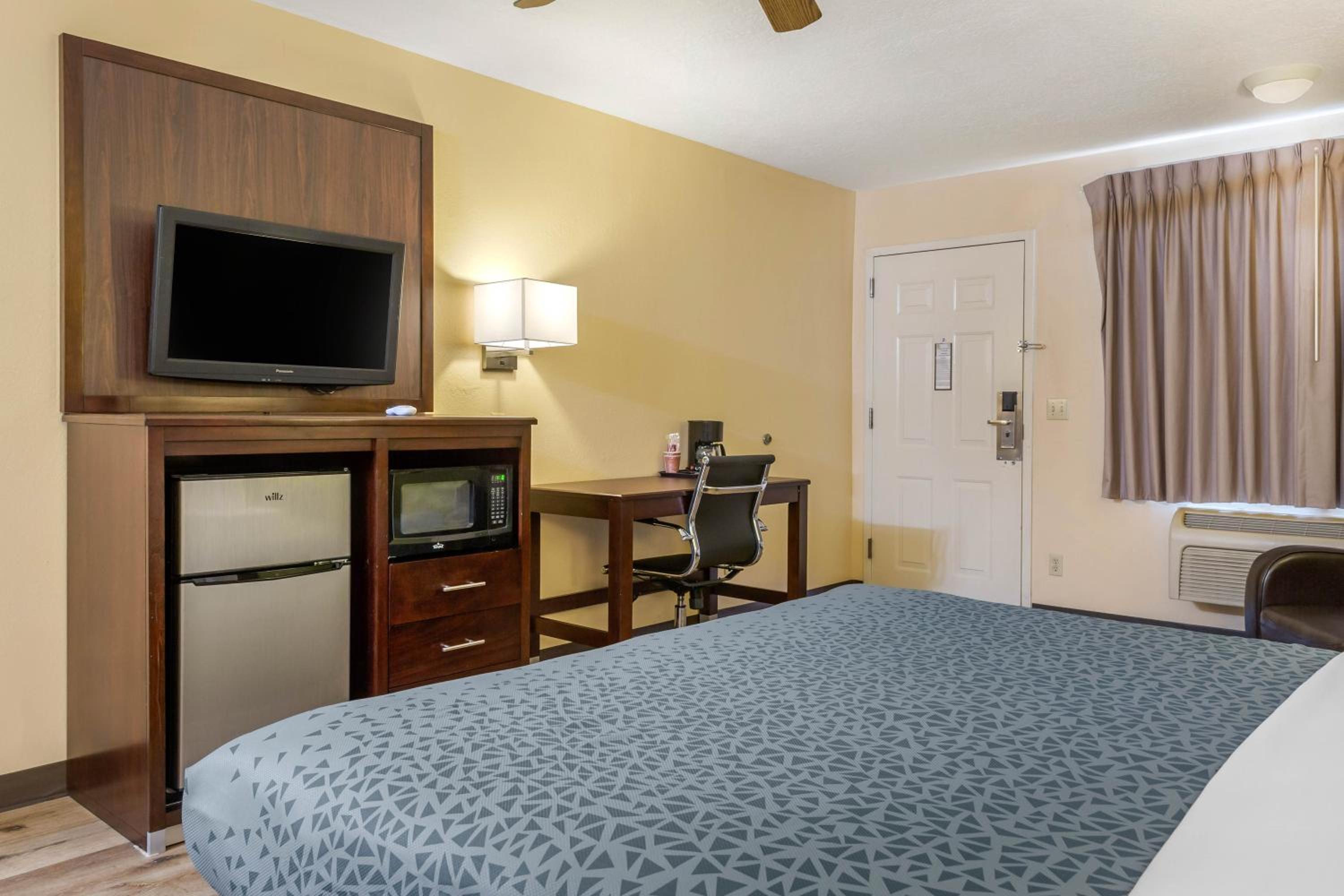 King Room - Non-Smoking - Photo 4