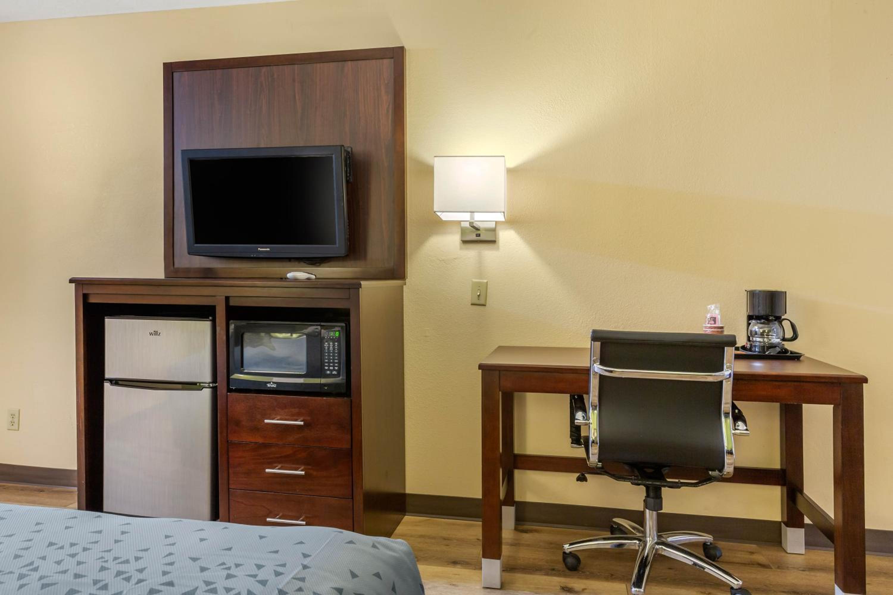 King Room - Non-Smoking - Photo 1