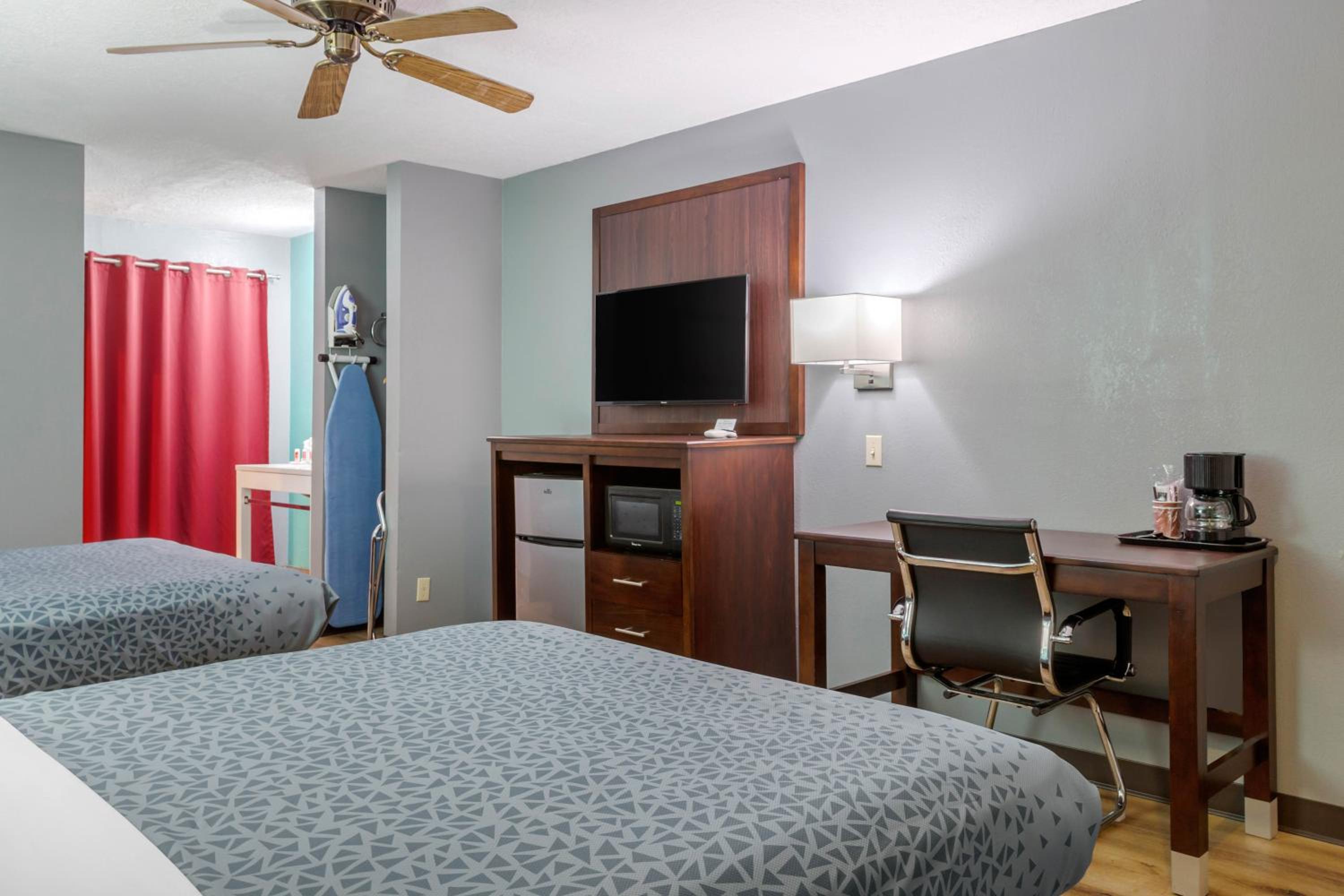 Queen Room with Two Queen Beds - Non-Smoking - Photo 4