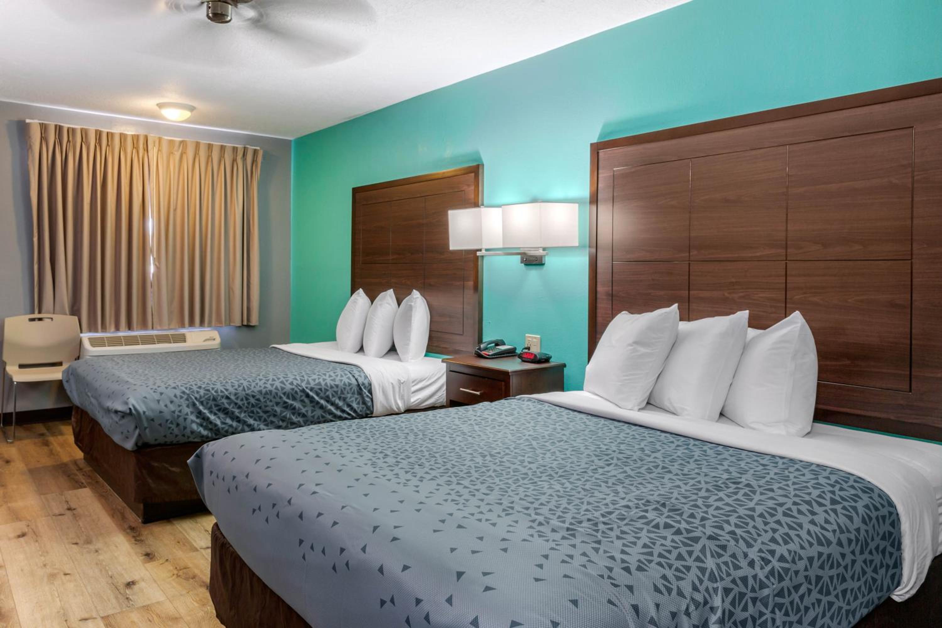 Queen Room with Two Queen Beds - Non-Smoking - Photo 3