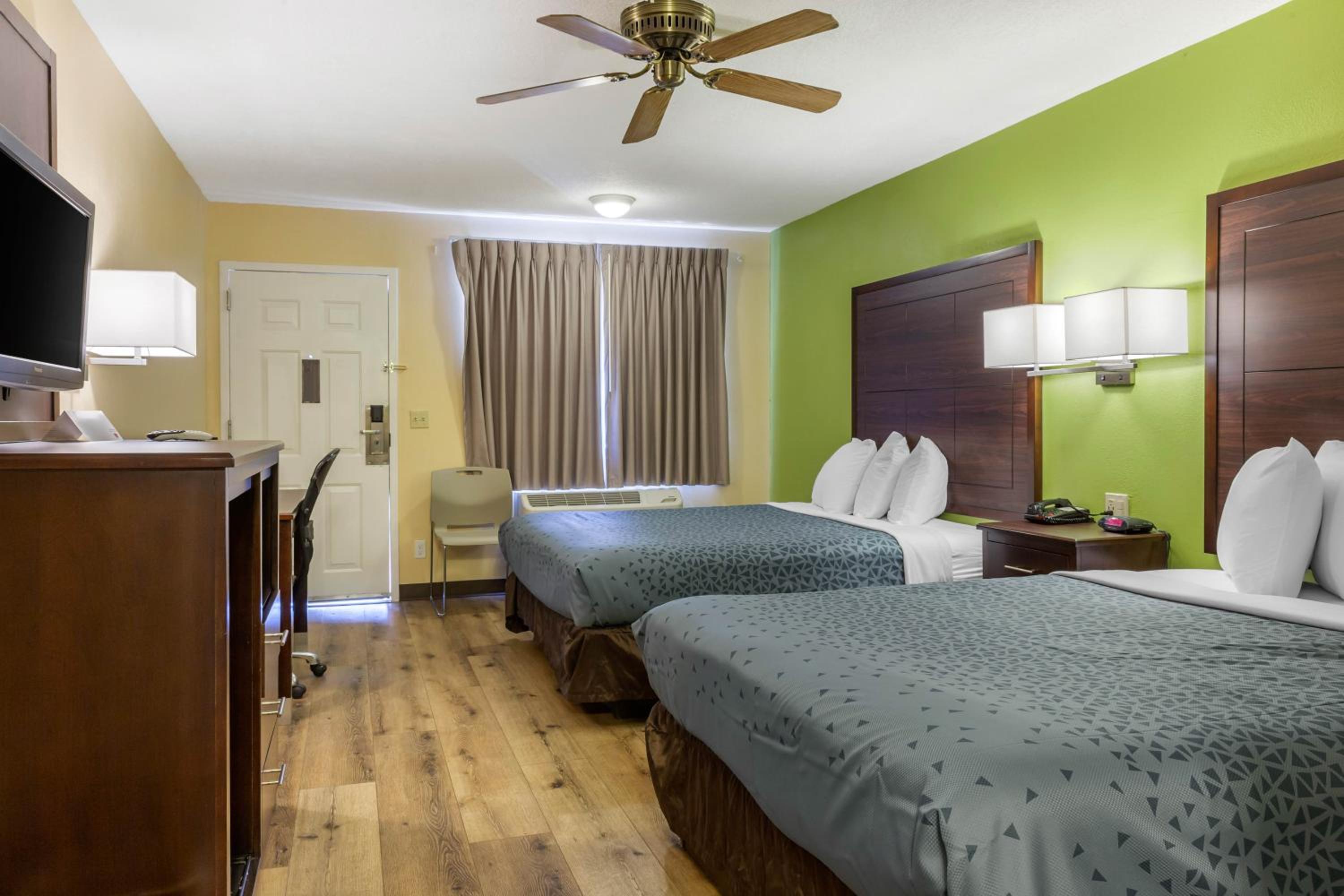 Queen Room with Two Queen Beds - Photo 3