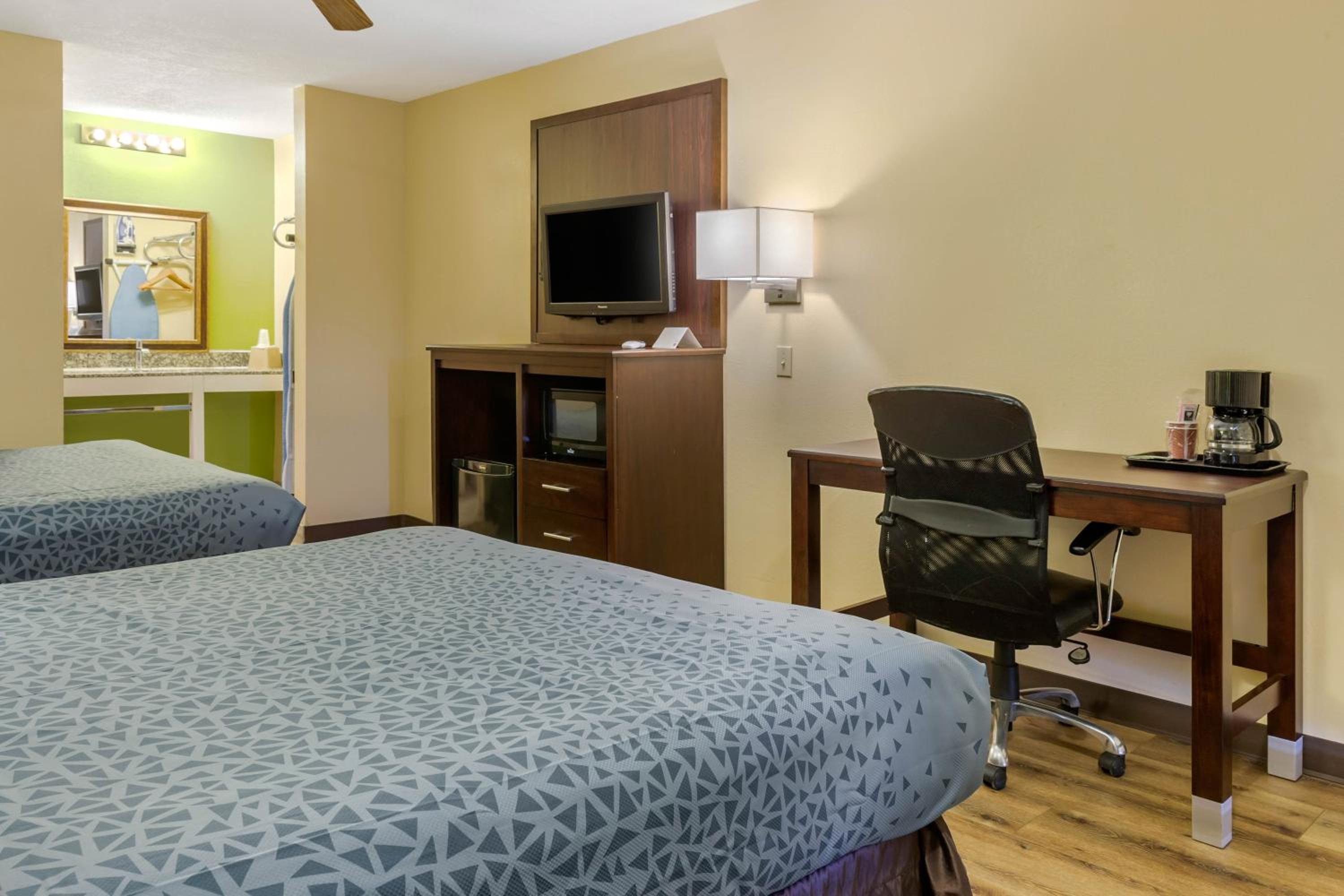Queen Room with Two Queen Beds - Photo 4