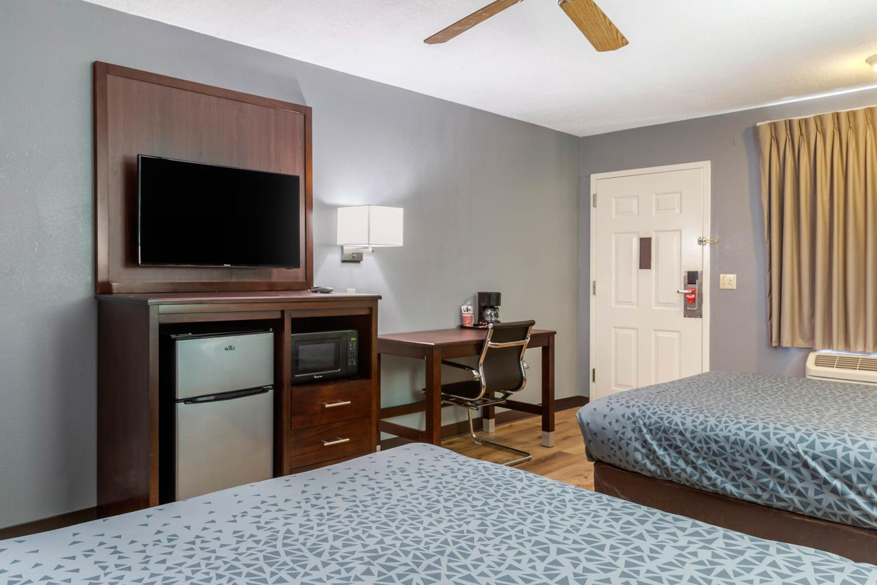 Queen Room with Two Queen Beds - Non-Smoking - Photo 1