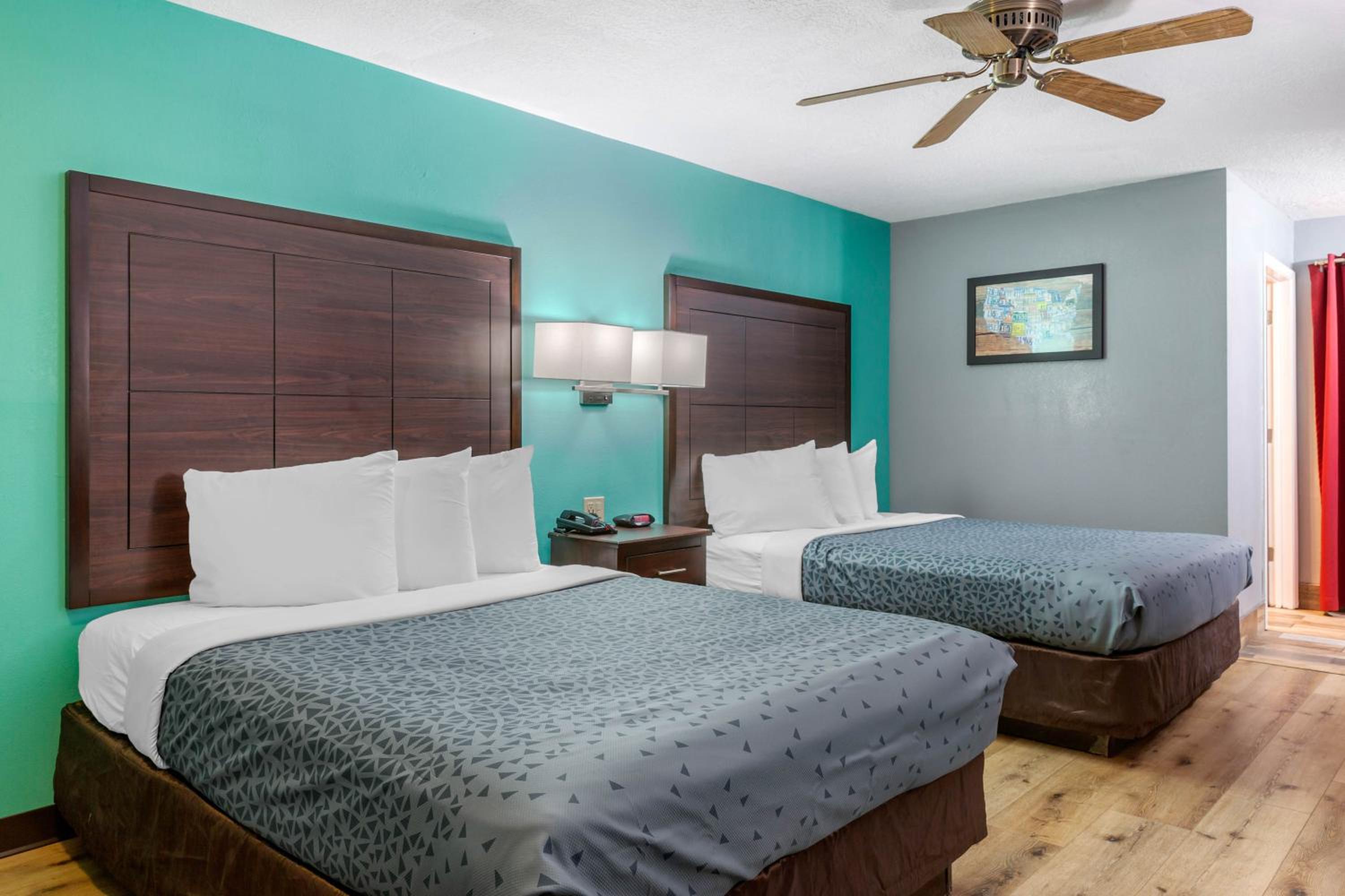 Queen Room with Two Queen Beds - Non-Smoking - Photo 2