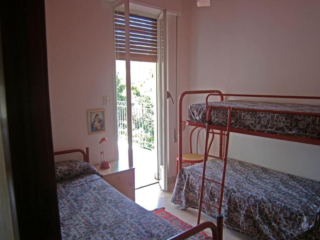 Five-Bedroom House photo 1