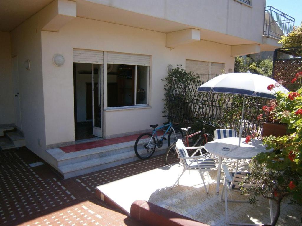 Five-Bedroom House photo 3