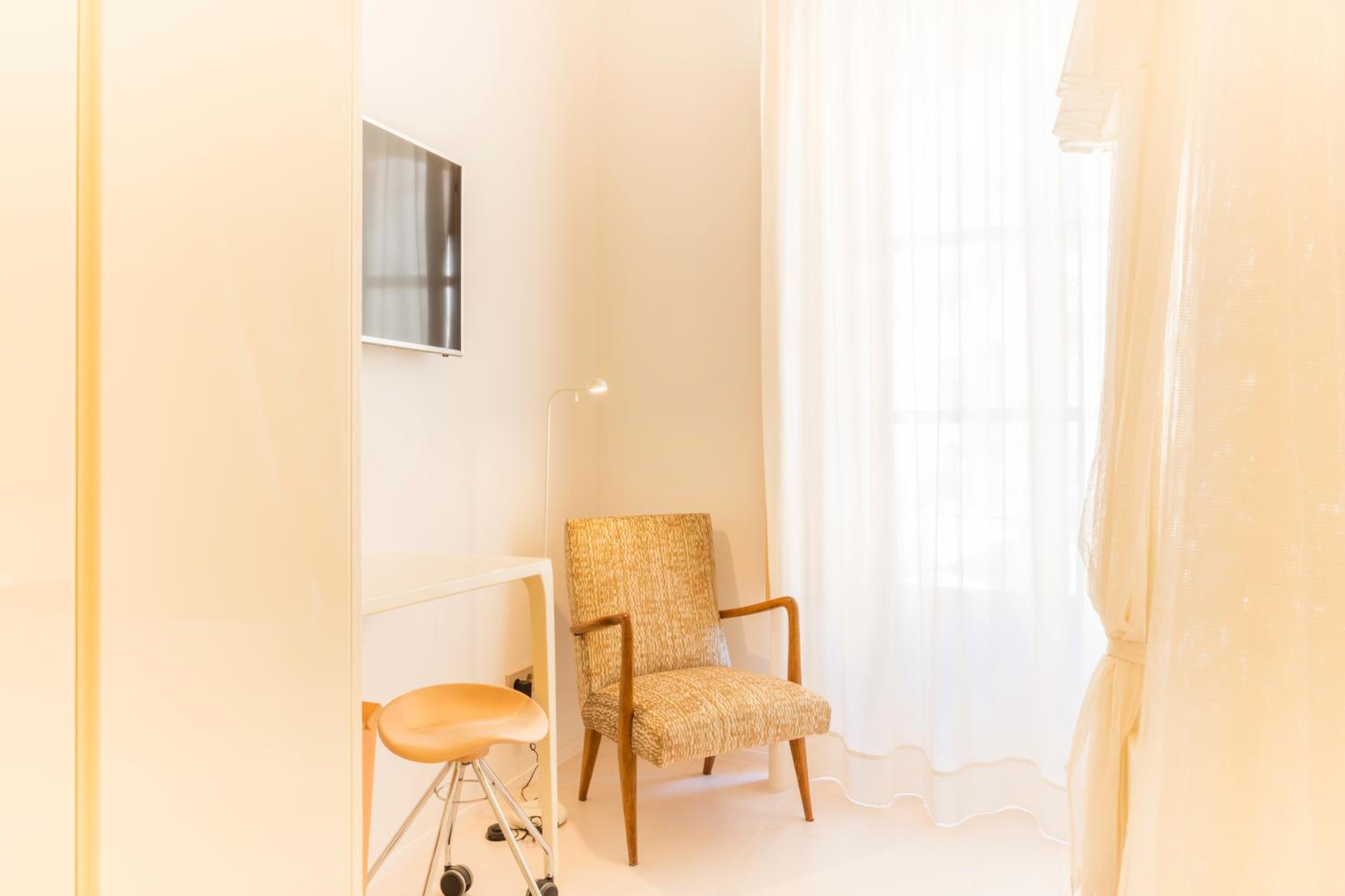 Deluxe Double or Twin Room with Views - Photo 2