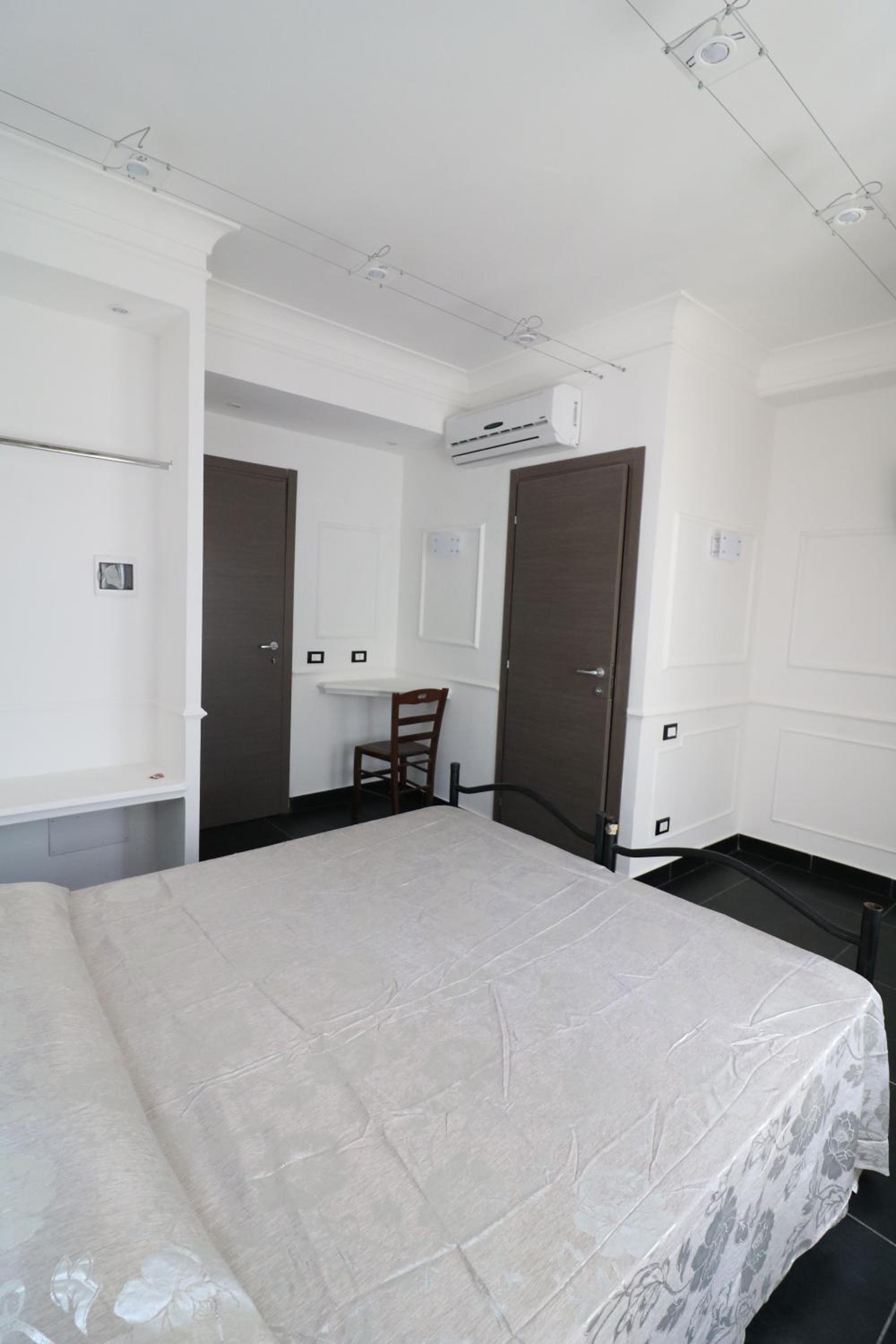 Bed in 4-Bed Male Dormitory Room photo 2