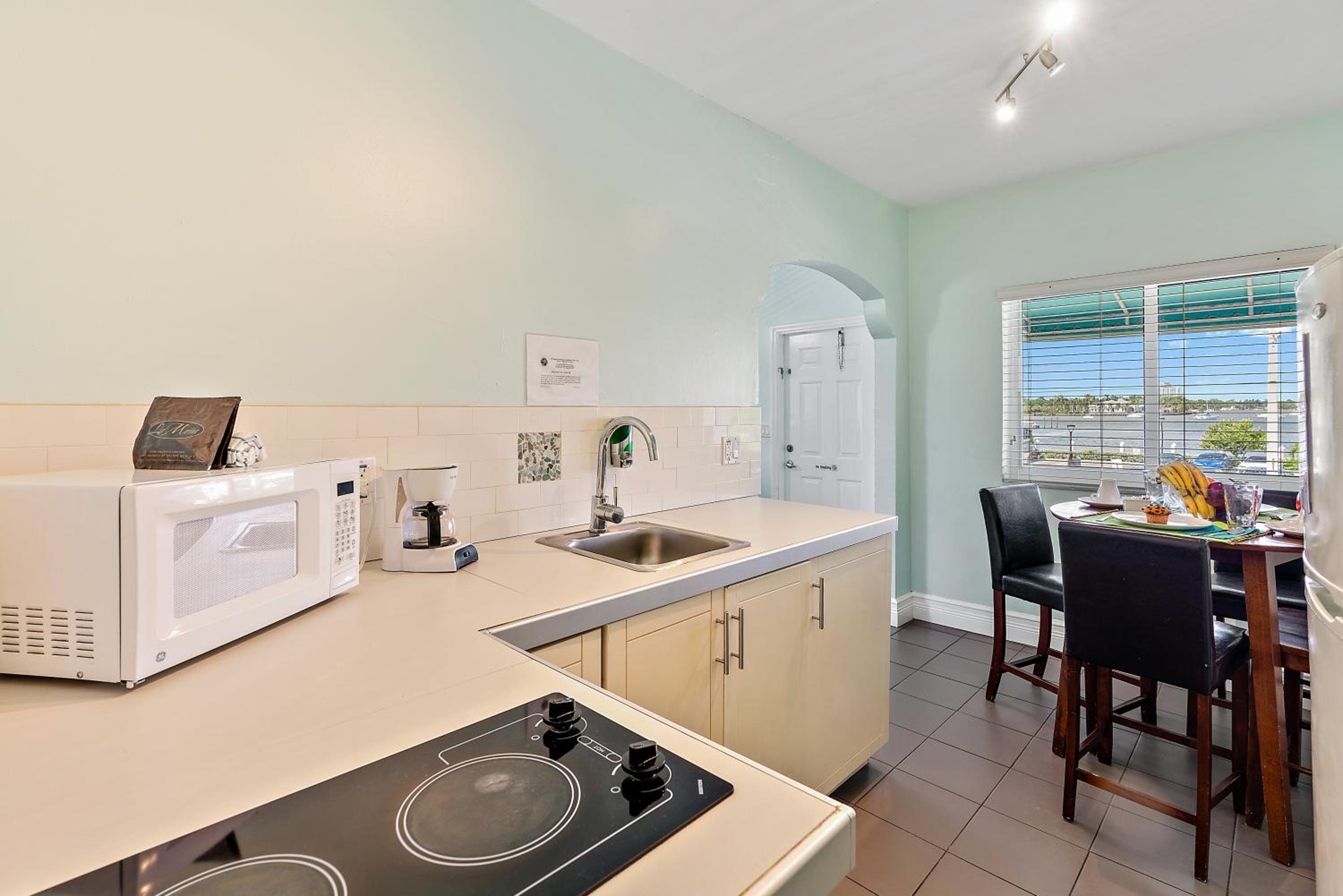 One-Bedroom Suite - Photo 11